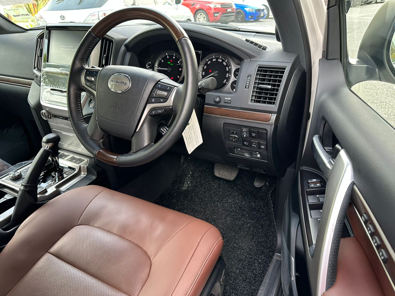 MITSUOKA "LX460 4.6P 4608 6TIP EXECUTIVE LOUNGE (BRAND NEW)" — view 3