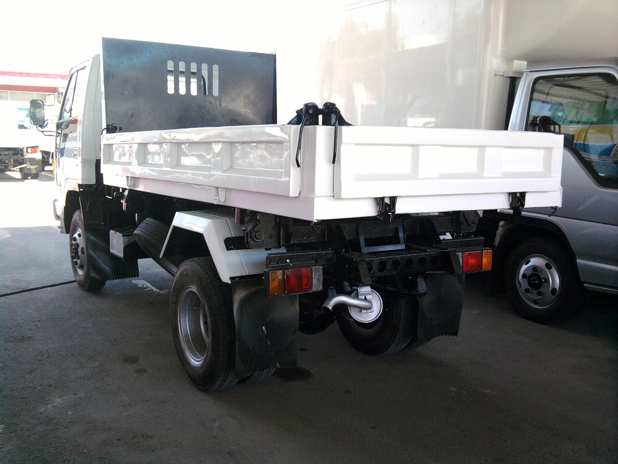 ISUZU NKS58G TIPPER TRUCK 4WD — view 2