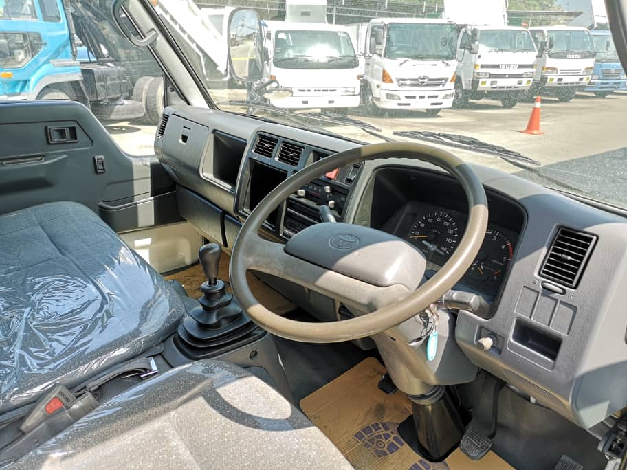 TOYOTA BU212 DOUBLE CAB CARGO 4X2 — view 3