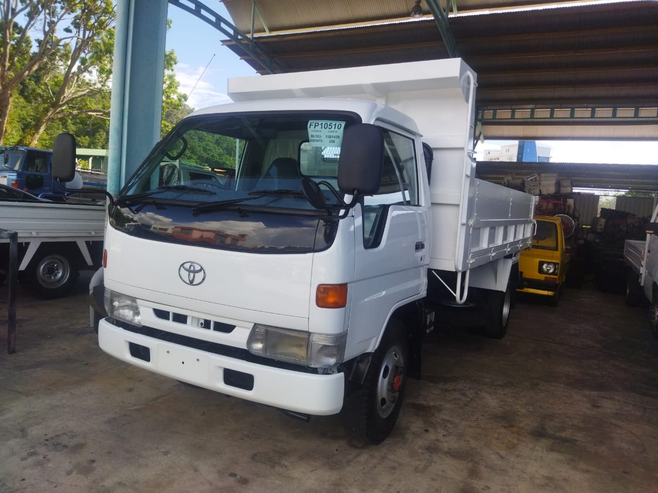 TOYOTA BU182 TIPPER C/W RAILING — view 1