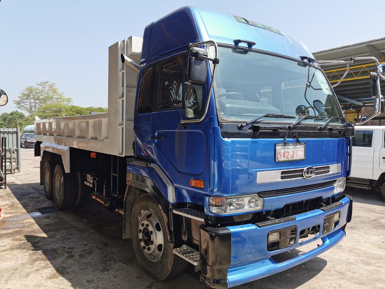 NISSAN CW55BN DUMP TRUCK 6X4 — view 1