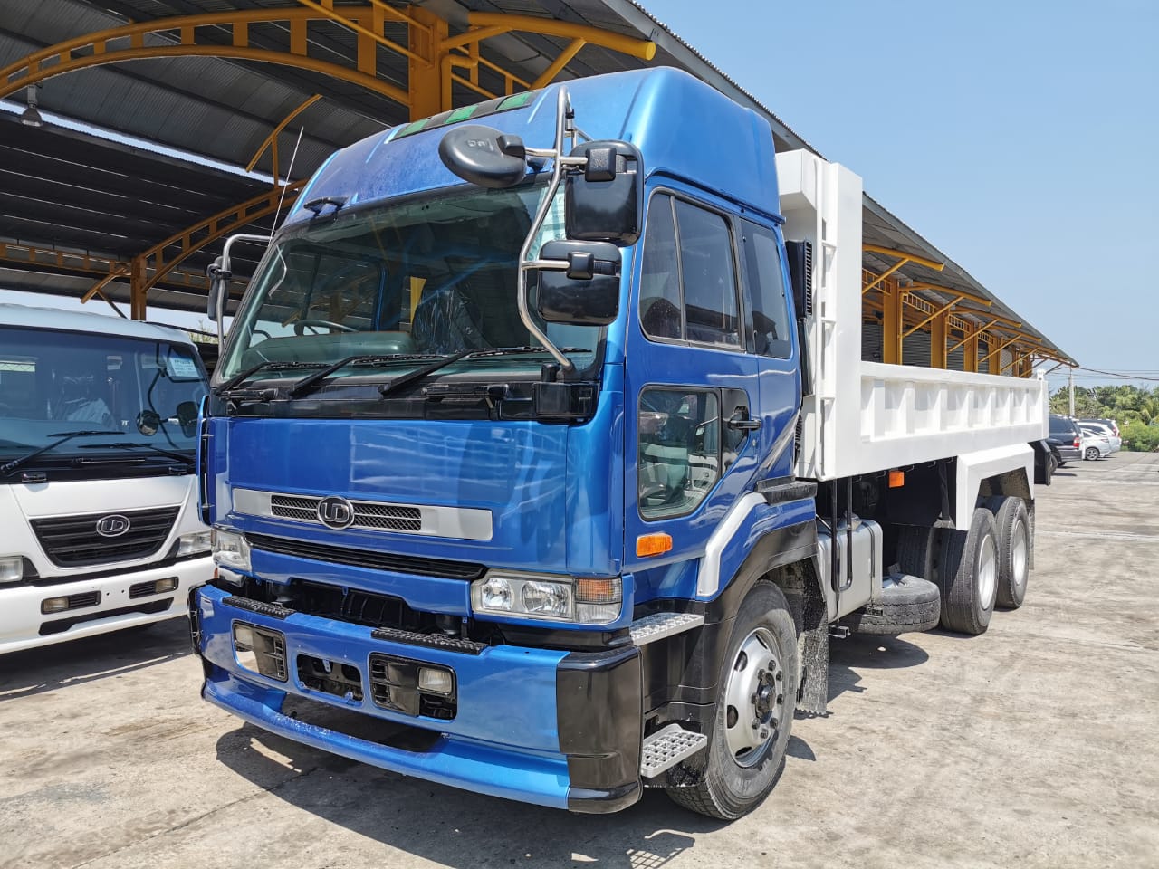 NISSAN CW55BN DUMP TRUCK 6X4 — view 2