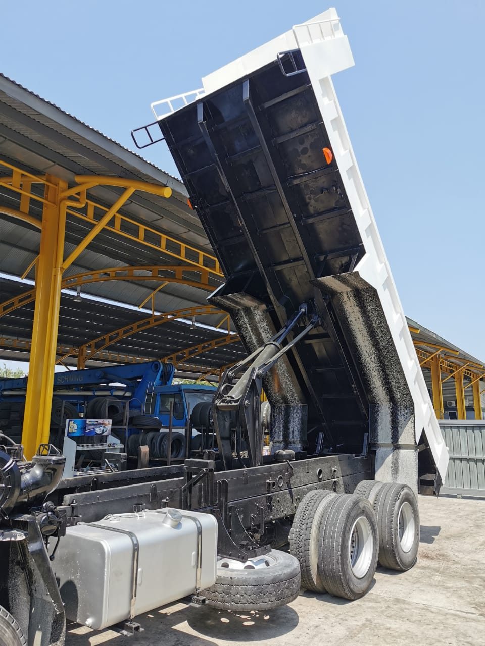 NISSAN CW55BN DUMP TRUCK 6X4 — view 3