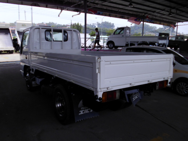 ISUZU NKR66E CARGO TRUCK 4X2 — view 2