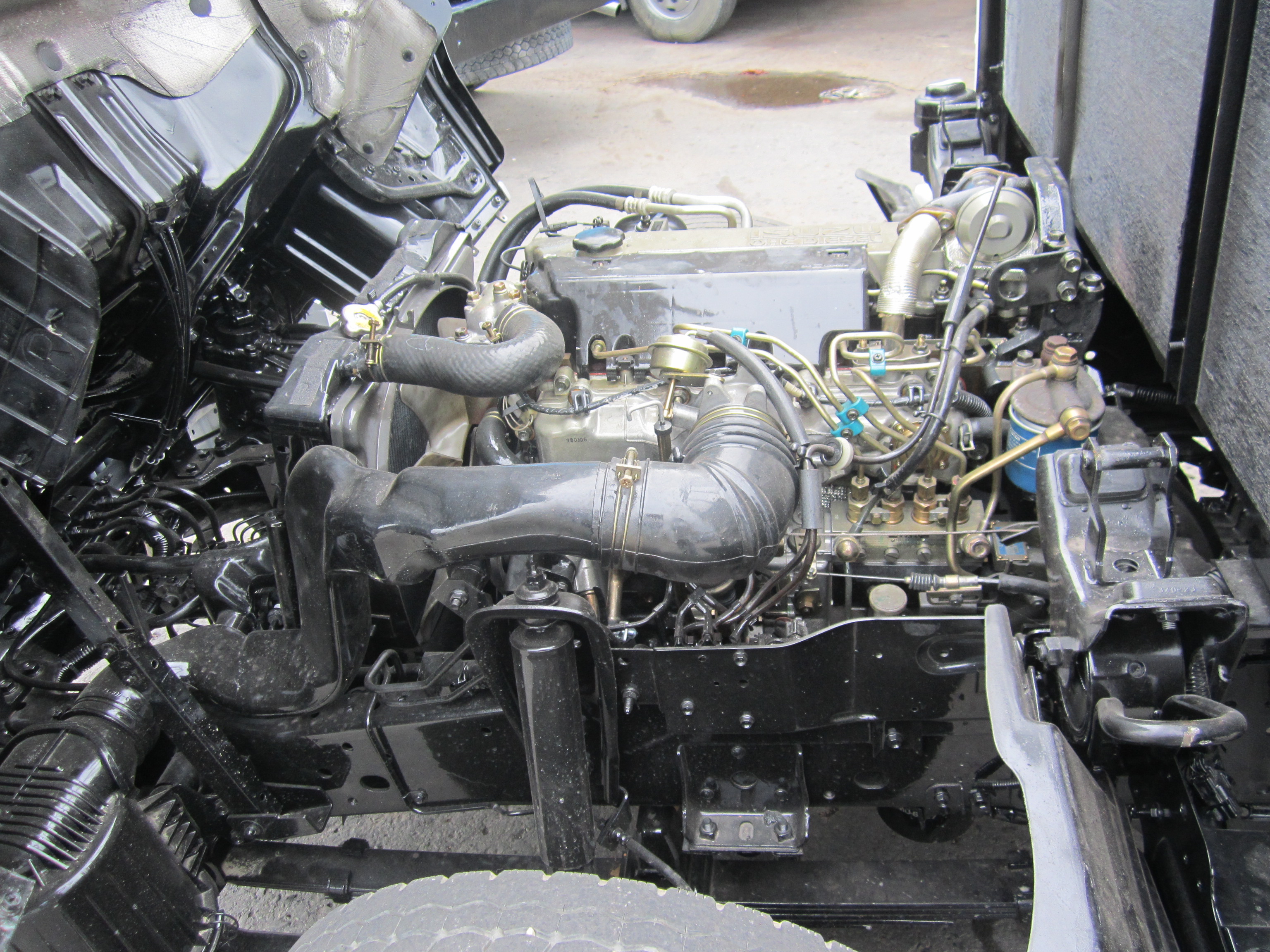 ISUZU NKR71E CARGO TRUCK 4X2 — view 4