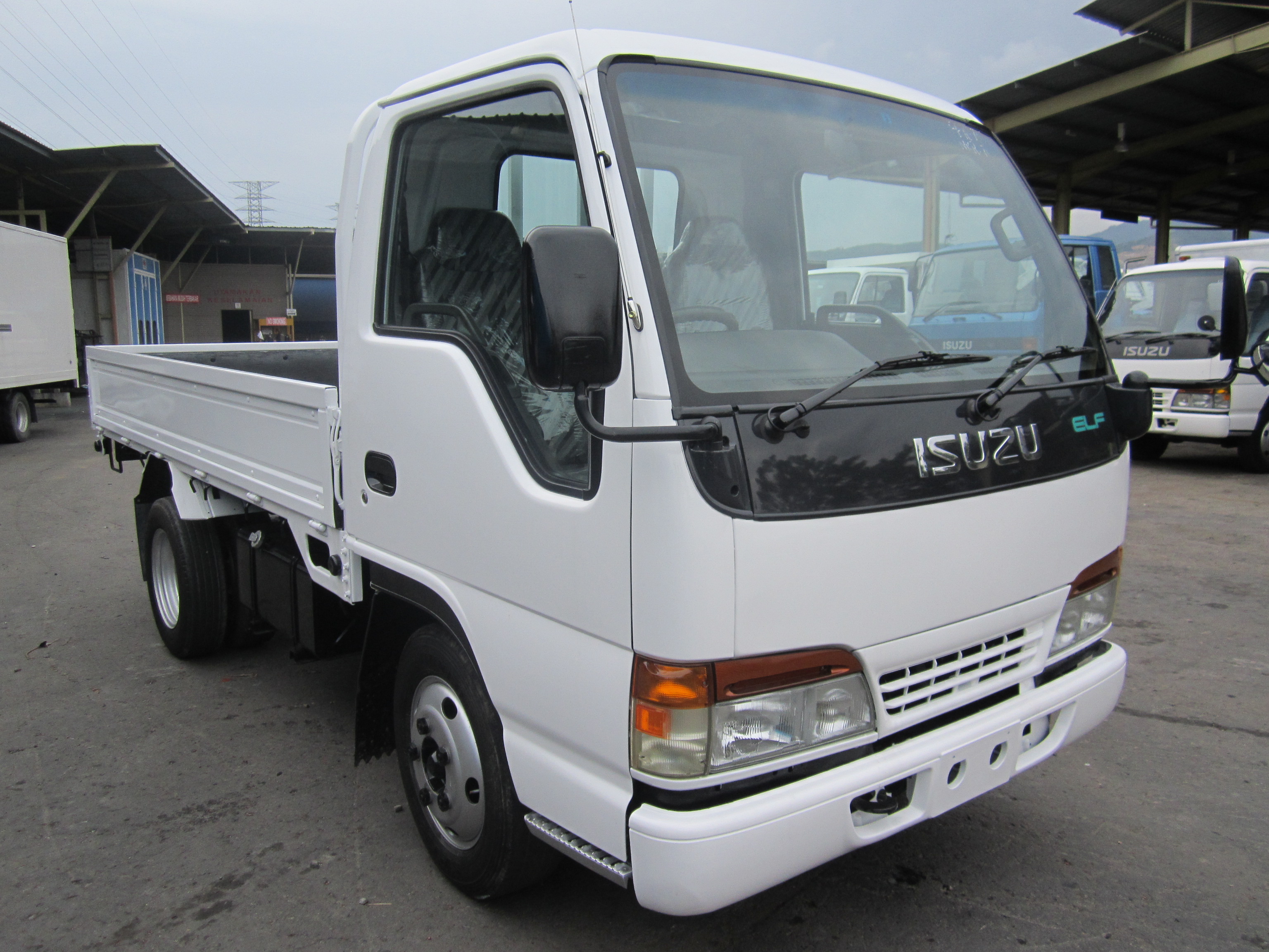 ISUZU NKR71E CARGO TRUCK 4X2 — view 1