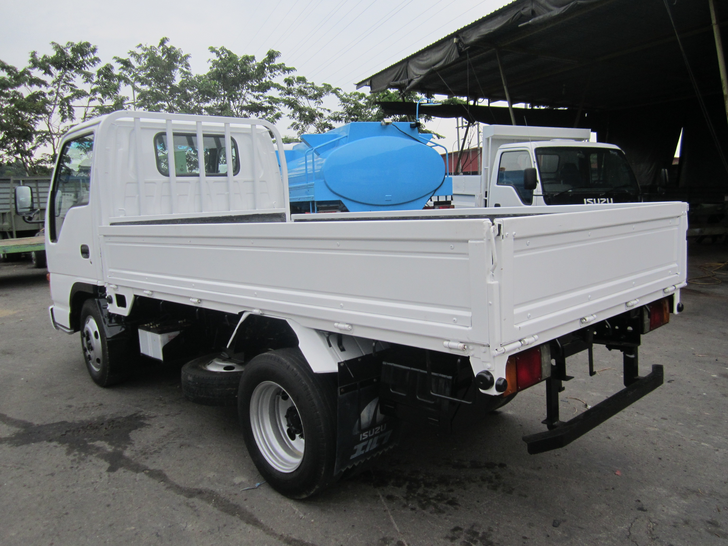 ISUZU NKR71E CARGO TRUCK 4X2 — view 2