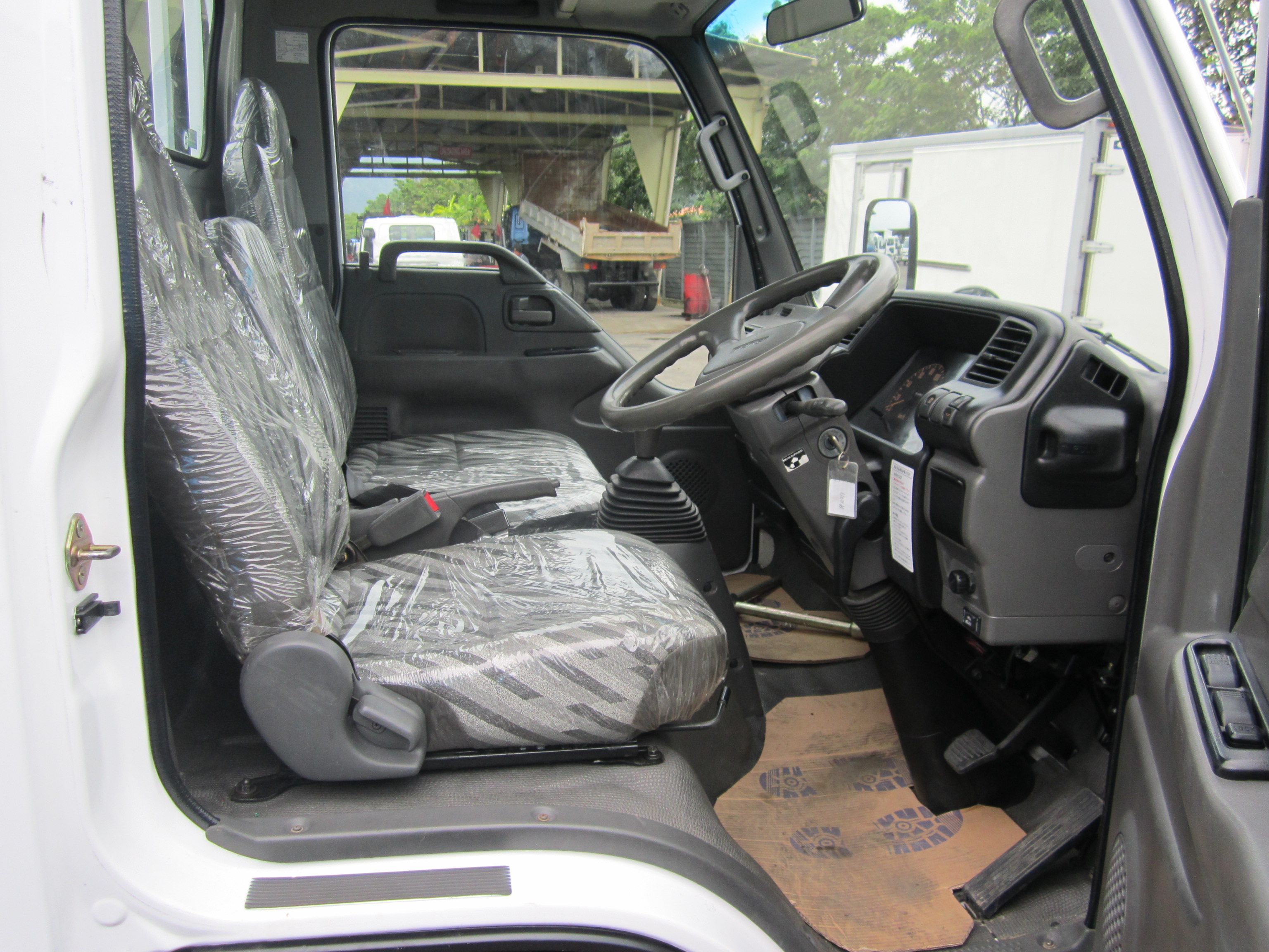 ISUZU NKR71E CARGO TRUCK 4X2 — view 3