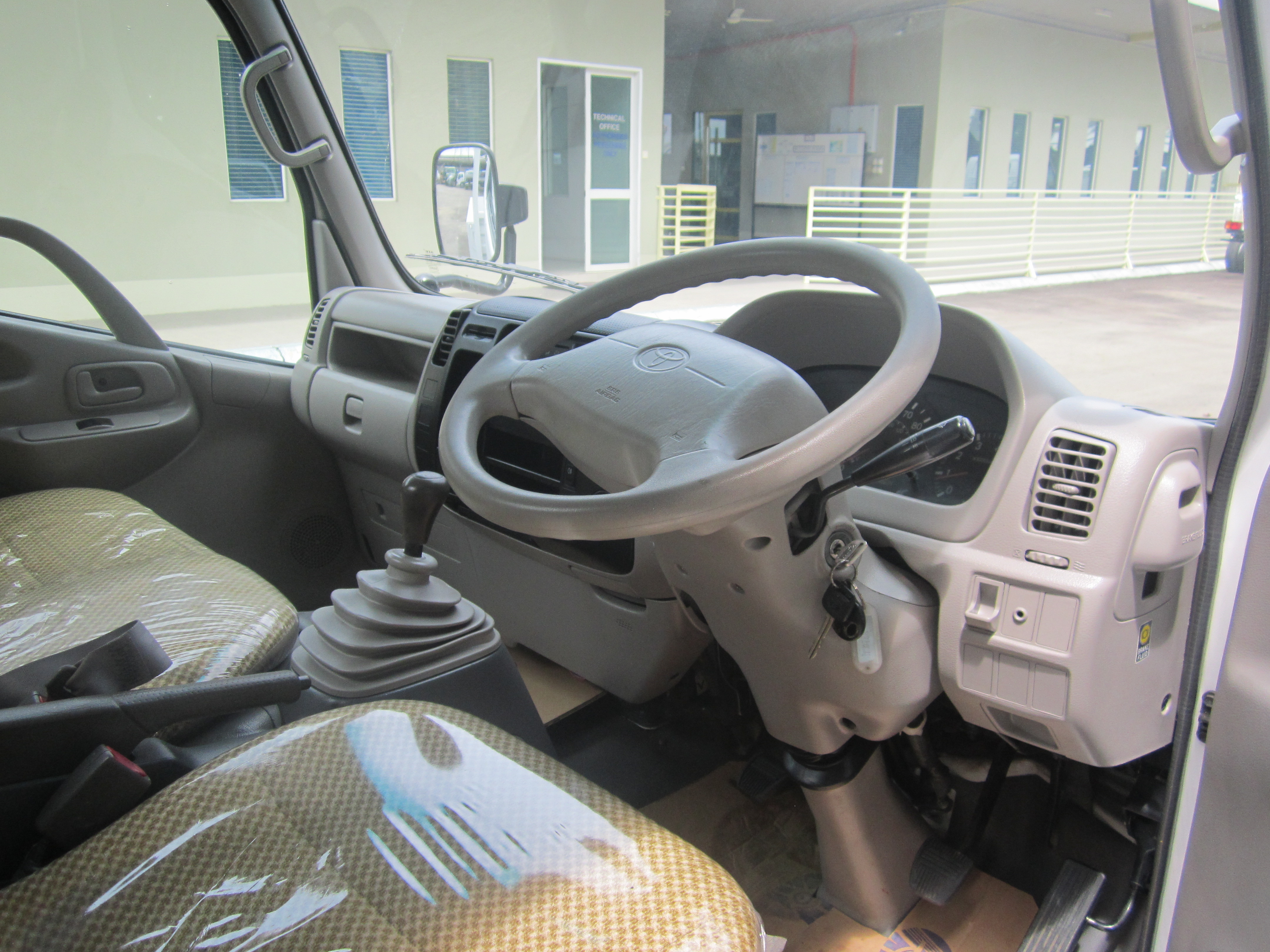TOYOTA KDY220 CARGO TRUCK 4X2 (A-BAGS / H-ROOF) — view 3