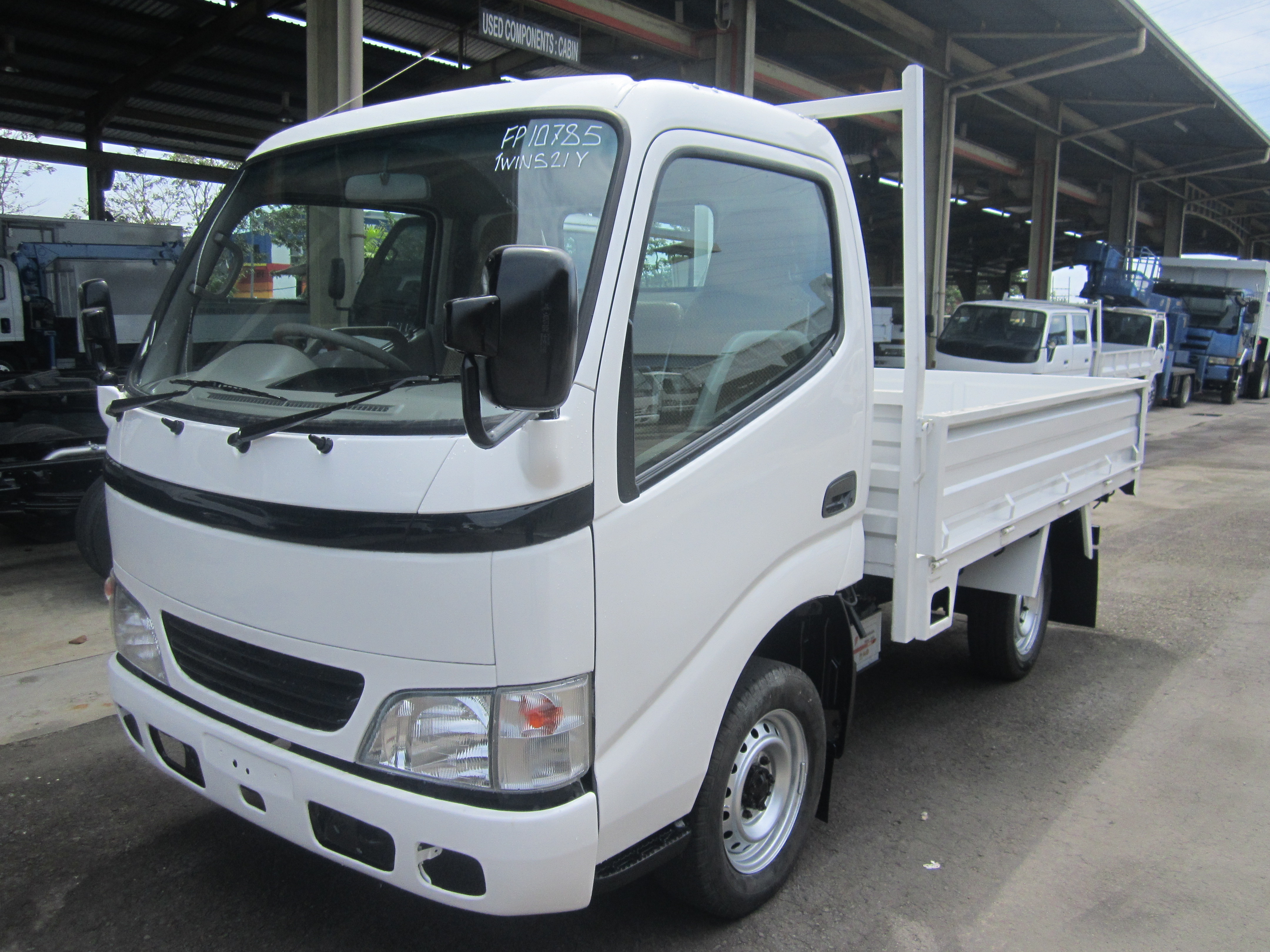 TOYOTA KDY220 CARGO TRUCK 4X2 (A-BAGS / H-ROOF) — view 1