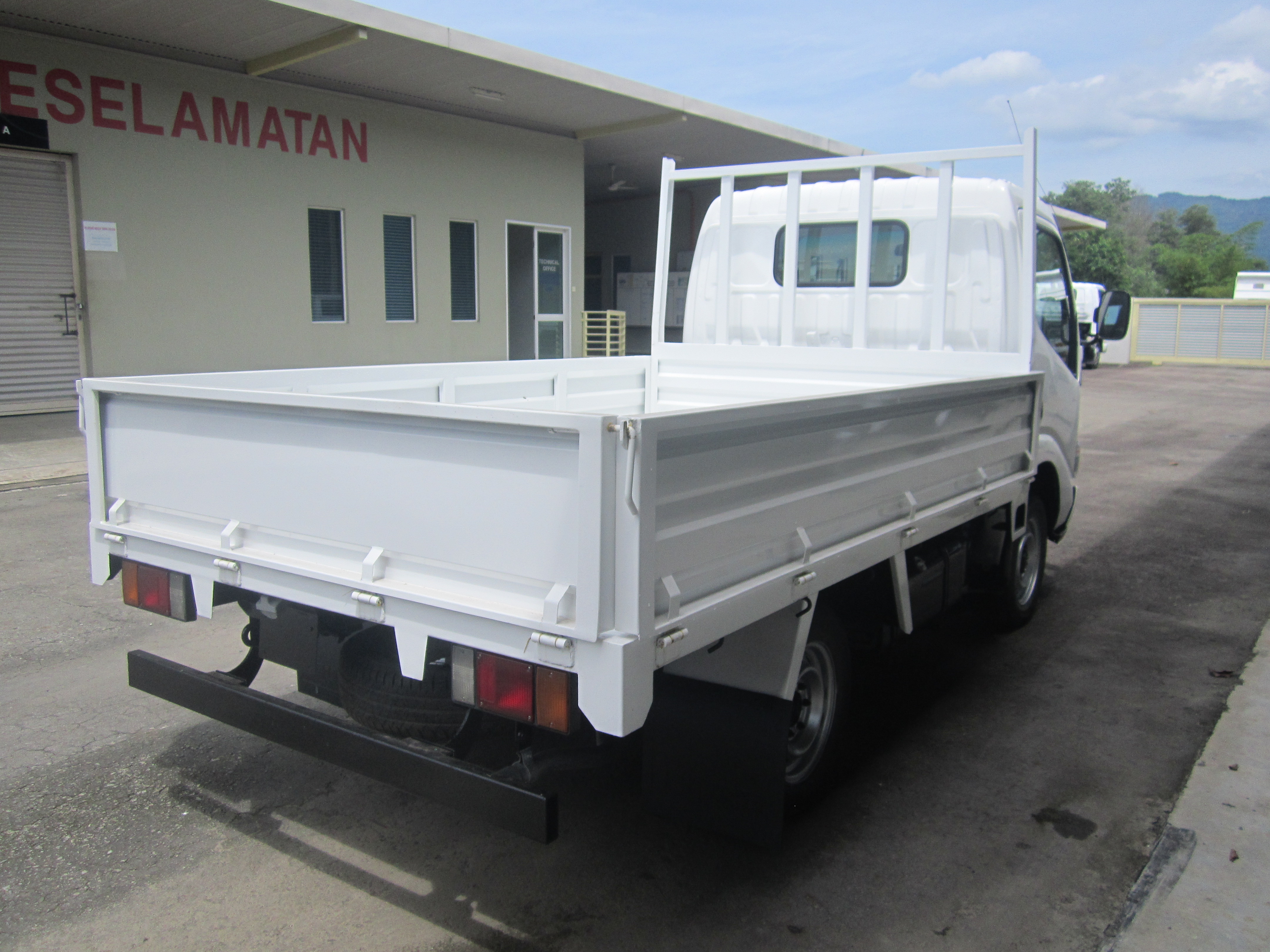 TOYOTA KDY220 CARGO TRUCK 4X2 (A-BAGS / H-ROOF) — view 2