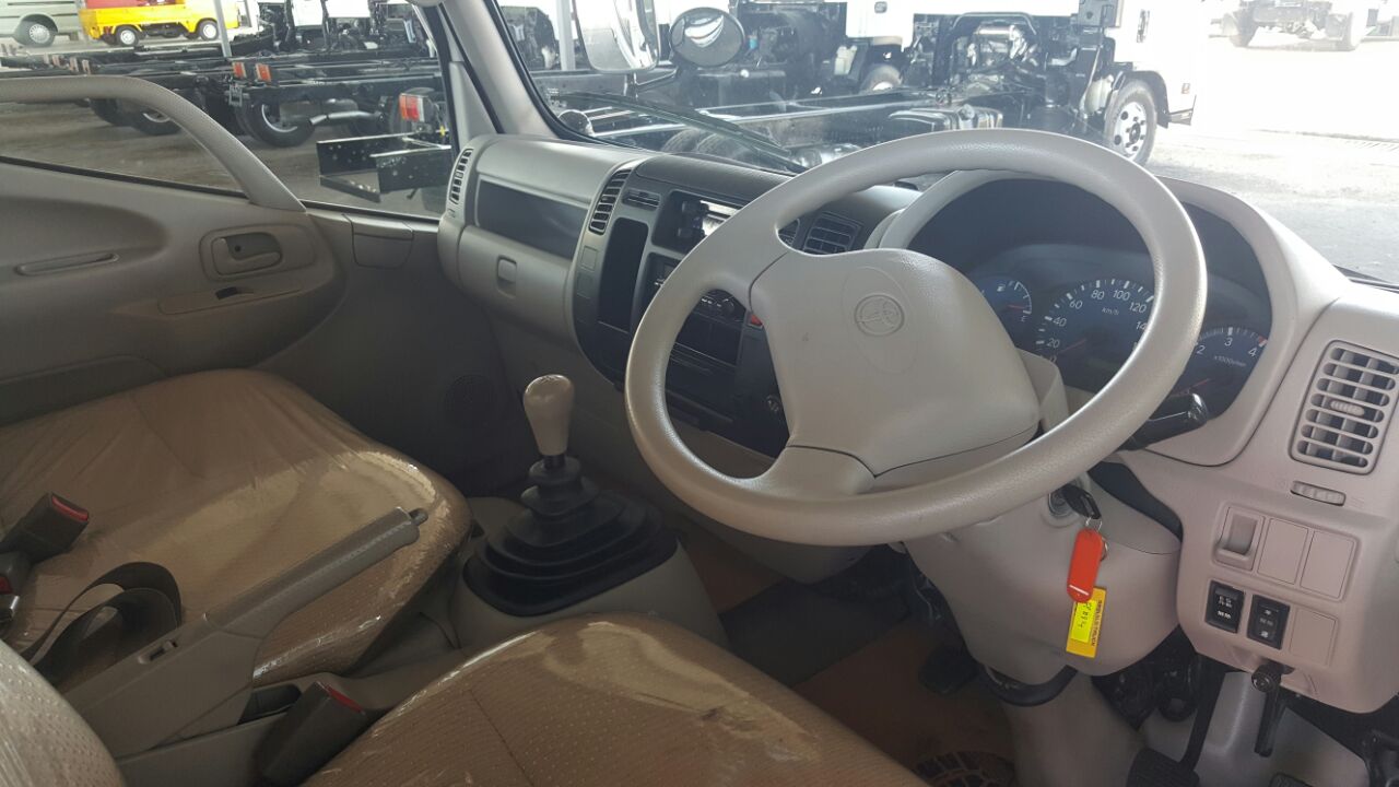 TOYOTA BU306 CARGO TRUCK 4X2 — view 3