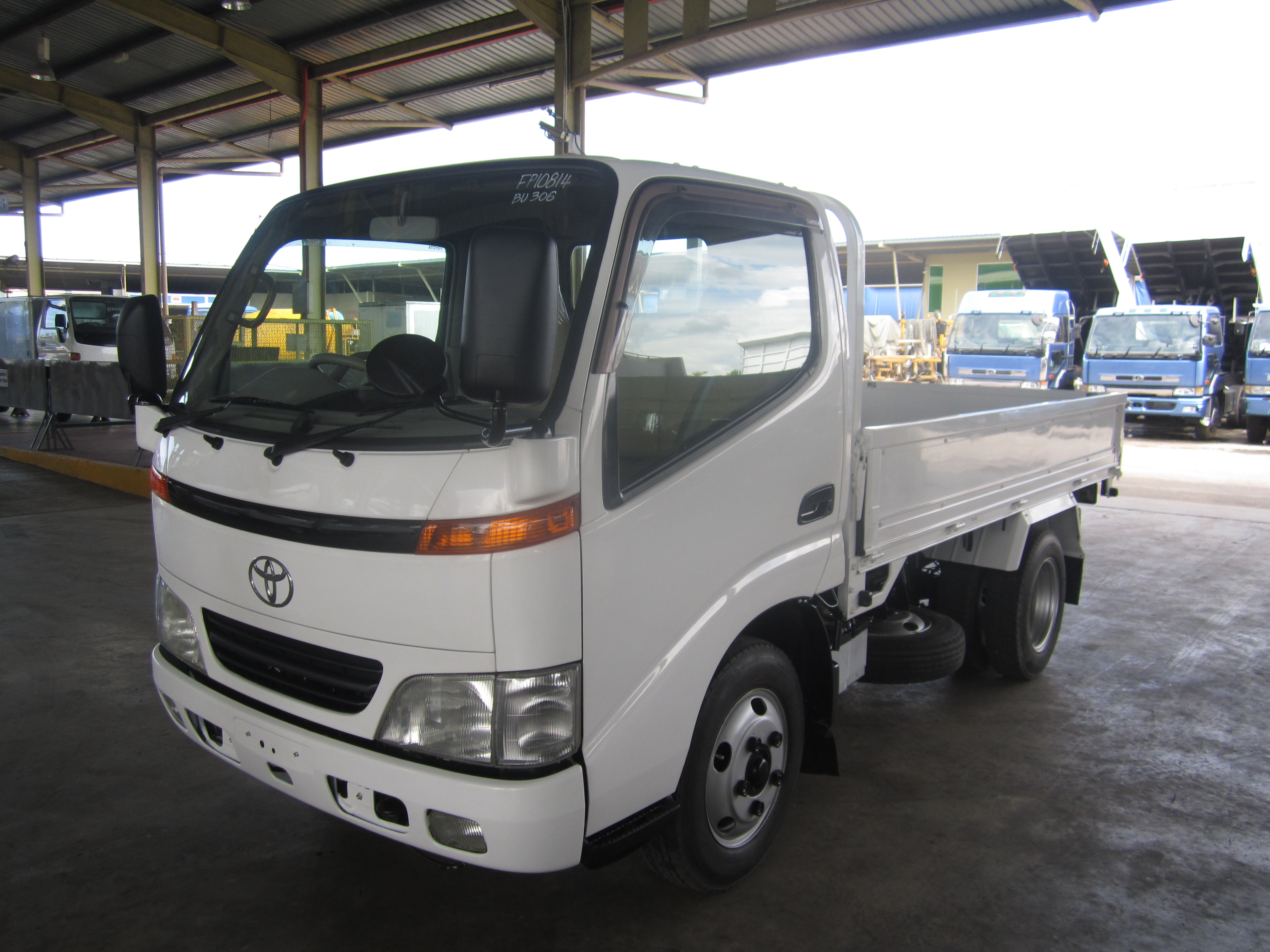 TOYOTA BU306 CARGO TRUCK 4X2 — view 1