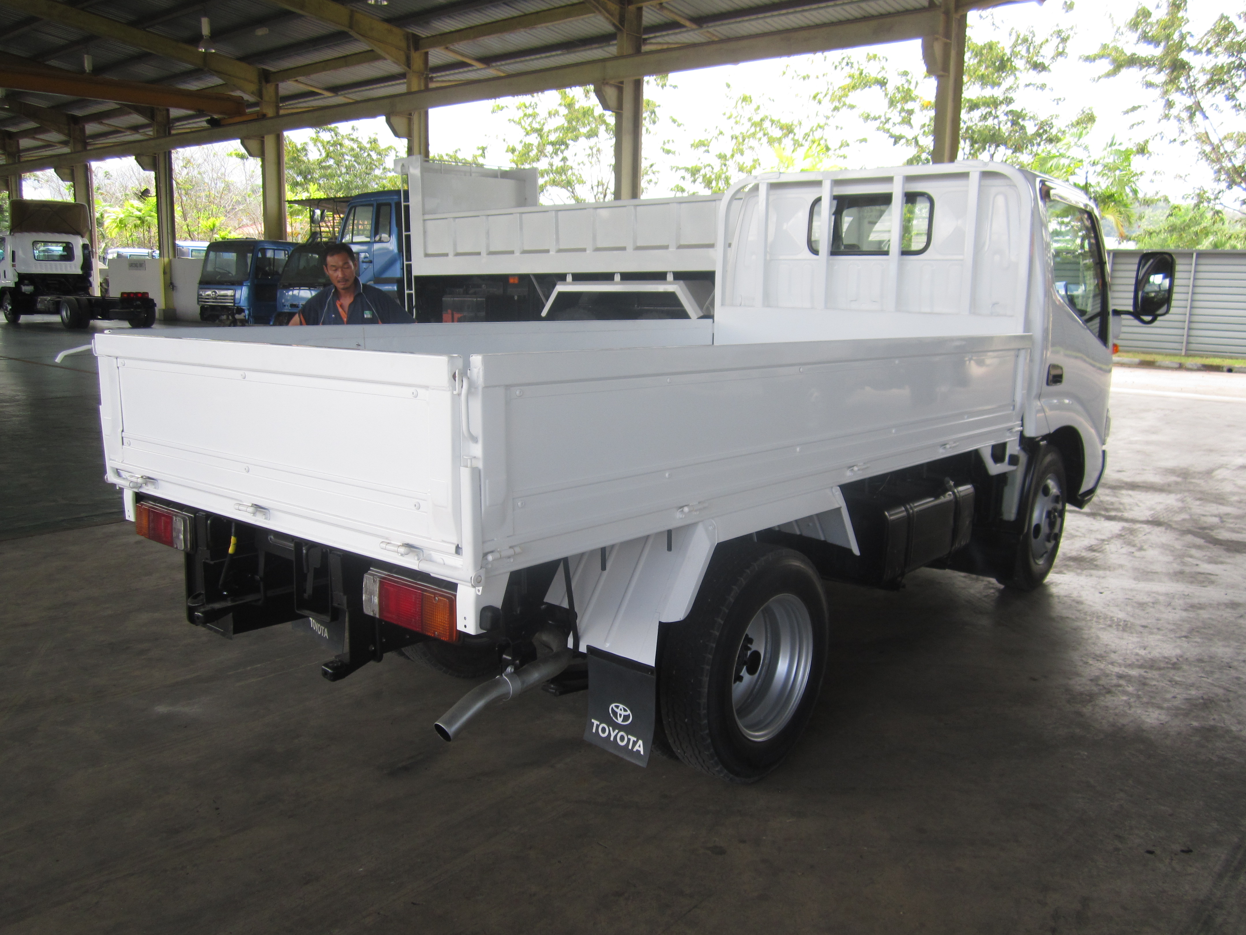 TOYOTA BU306 CARGO TRUCK 4X2 — view 2