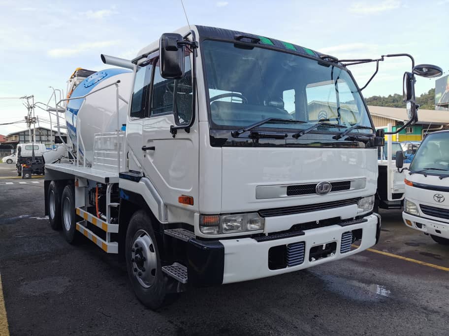 NISSAN CW52 MIXER TRUCK 6X4 — view 1