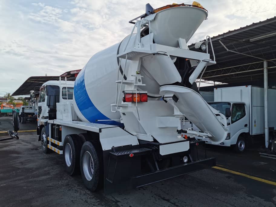 NISSAN CW52 MIXER TRUCK 6X4 — view 2