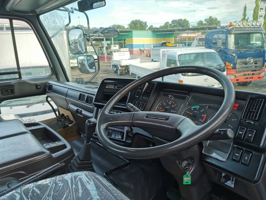 NISSAN CW52 MIXER TRUCK 6X4 — view 3