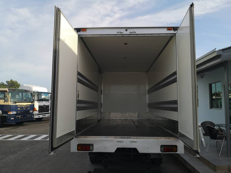 ISUZU NPR75L BOX VAN 4X2 — view 3