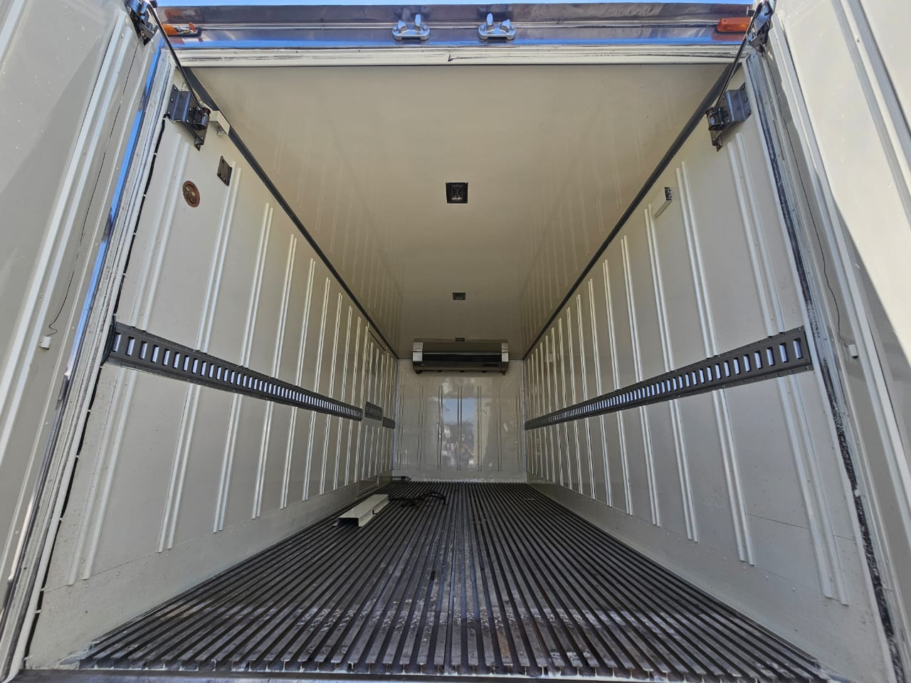 NISSAN MK122E REFRIGERATED BOX 4X2 — view 4