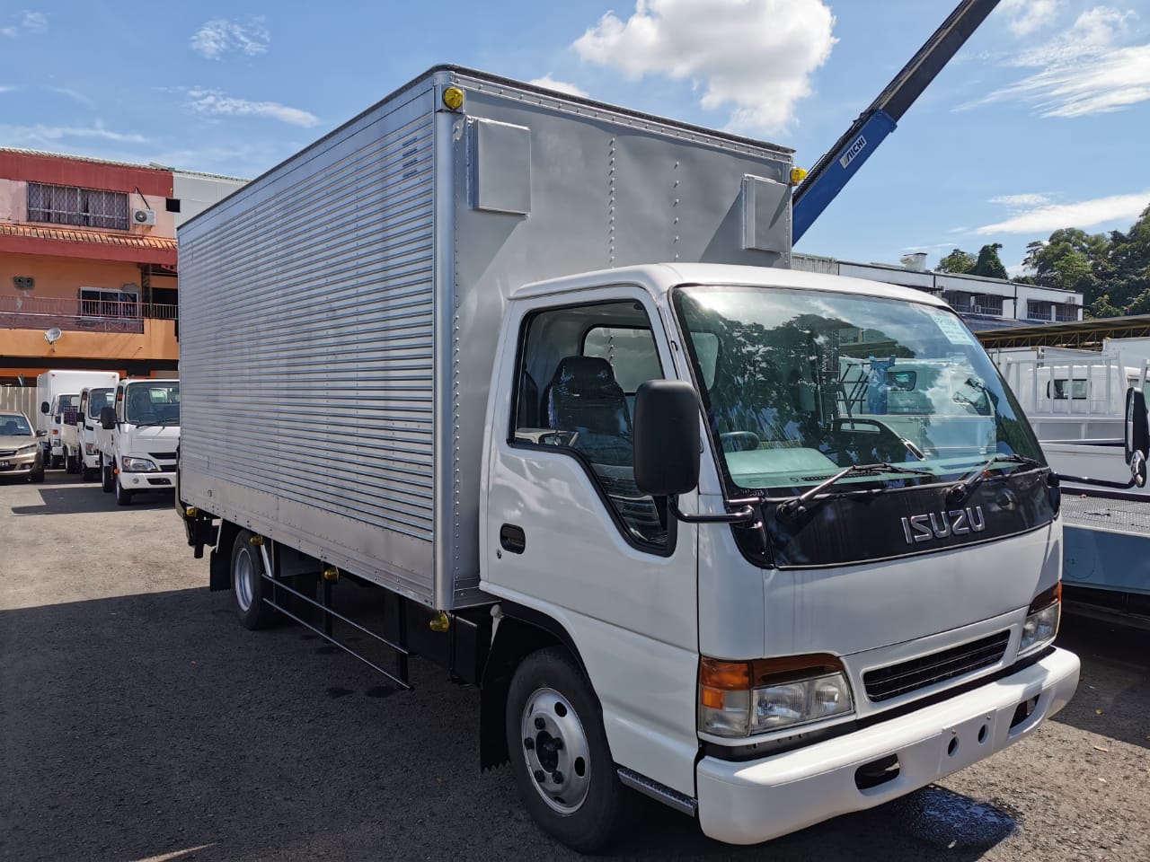 ISUZU NPR71P BOX WITH LIFTGATE 4X2 — view 1