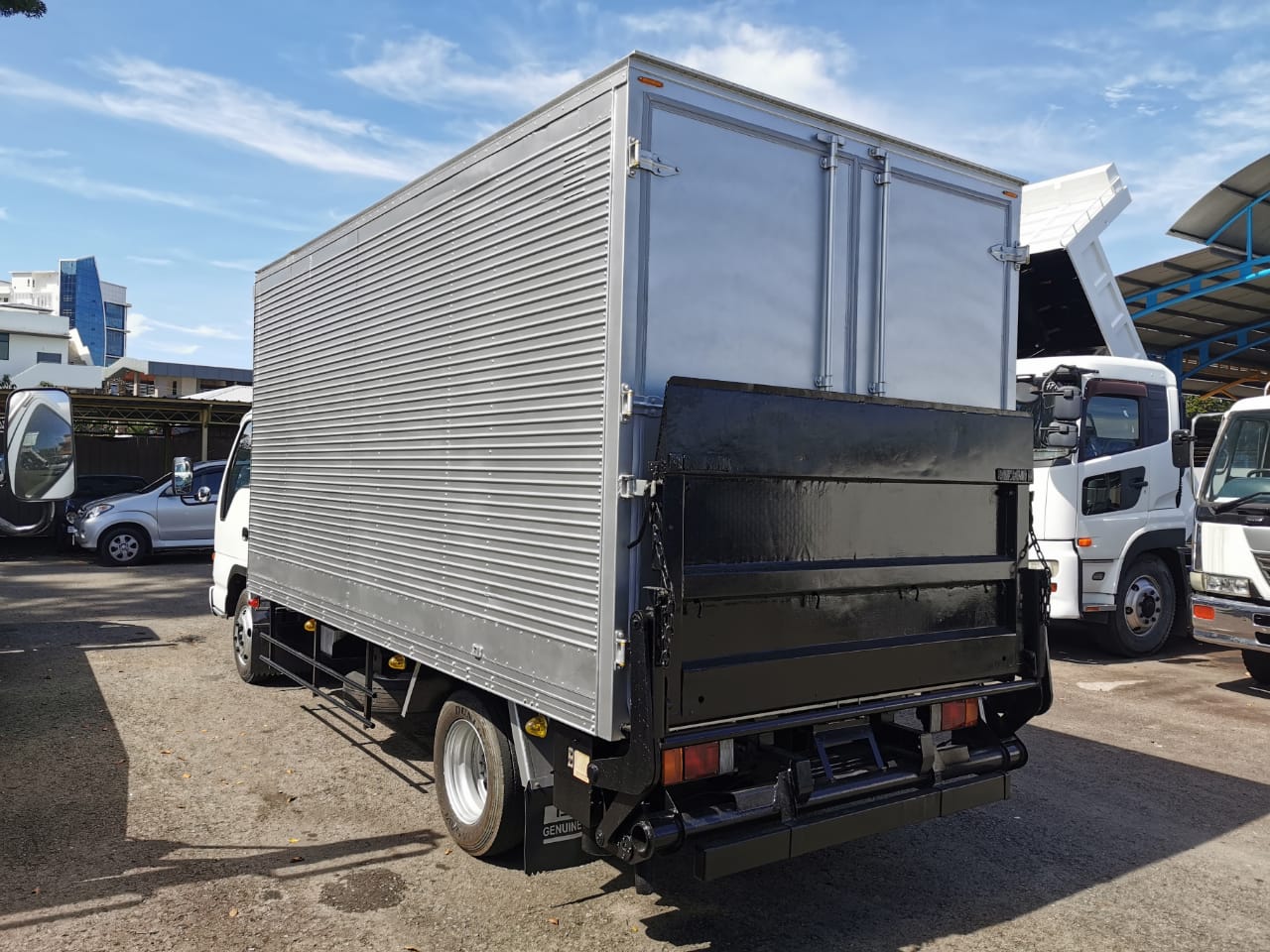 ISUZU NPR71P BOX WITH LIFTGATE 4X2 — view 2