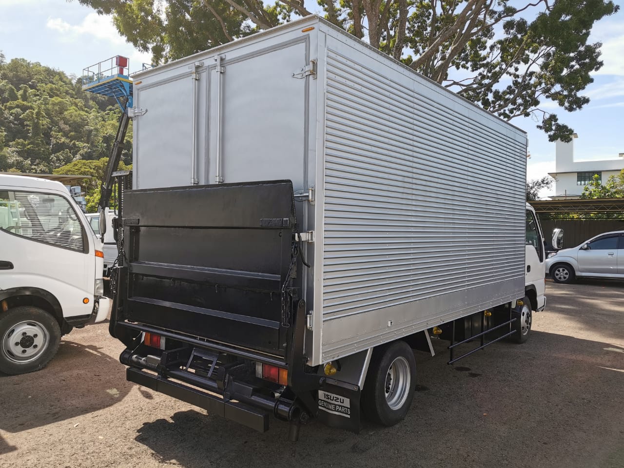 ISUZU NPR71P BOX WITH LIFTGATE 4X2 — view 4