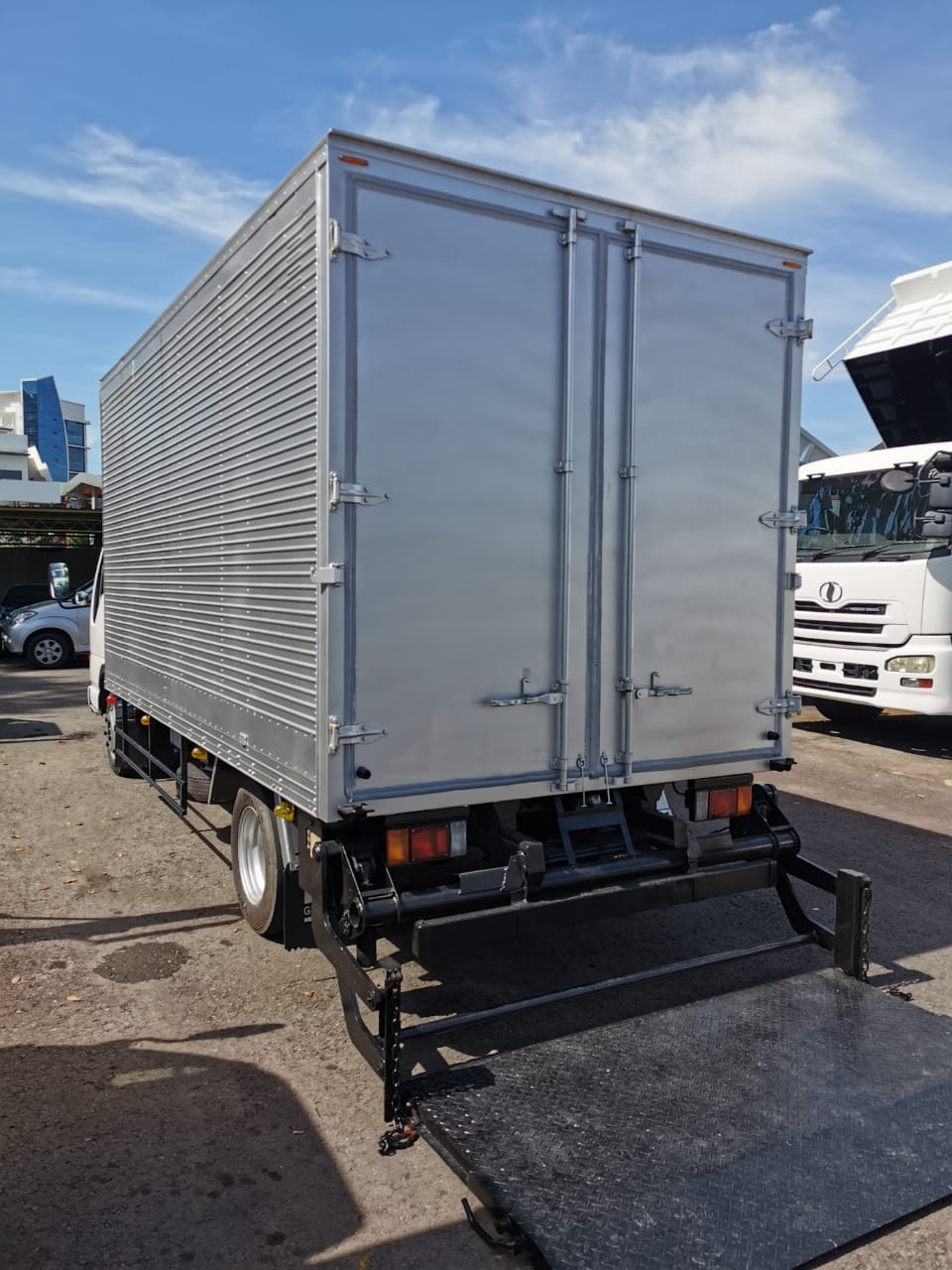 ISUZU NPR71P BOX WITH LIFTGATE 4X2 — view 5