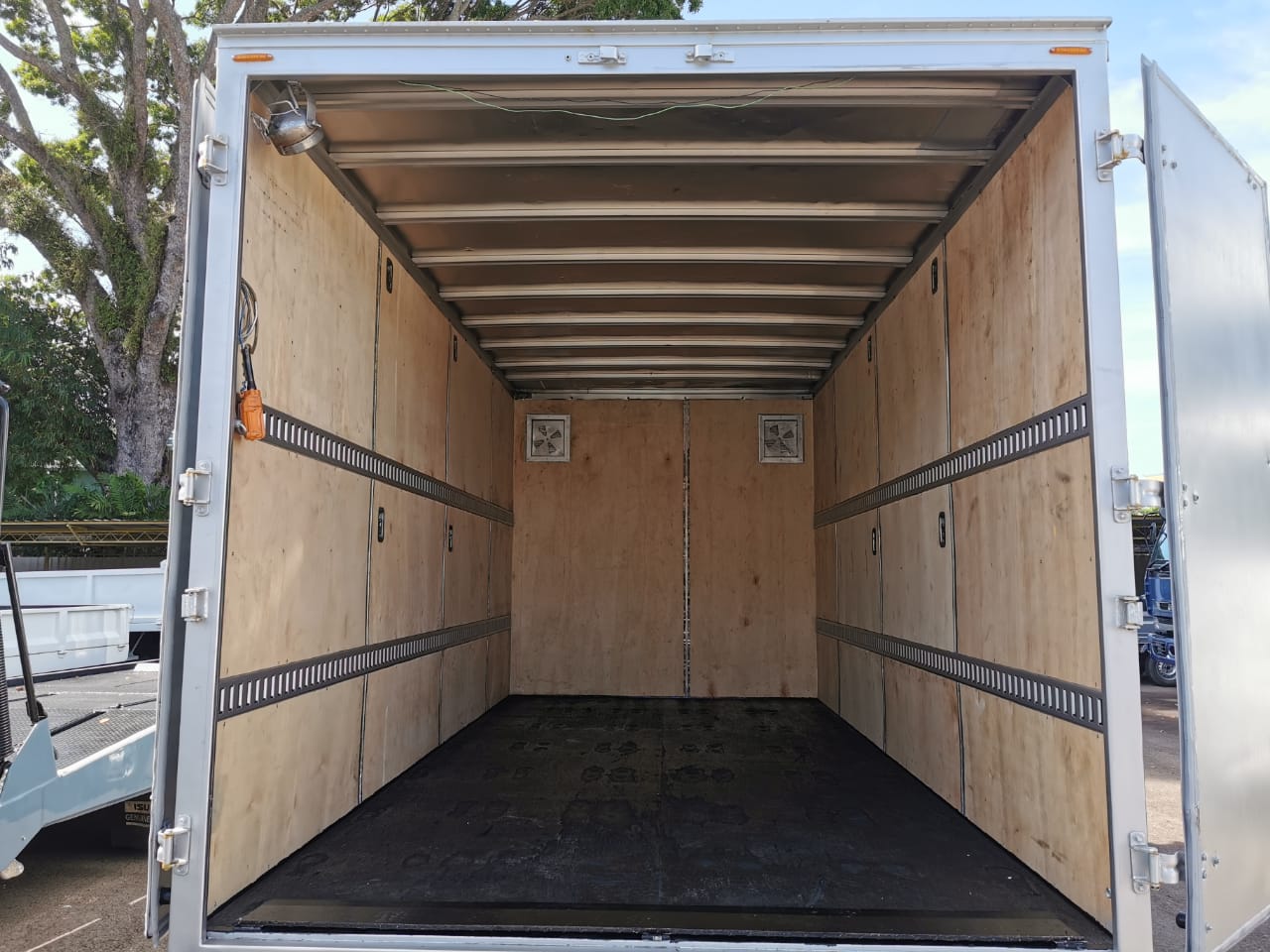 ISUZU NPR71P BOX WITH LIFTGATE 4X2 — view 6