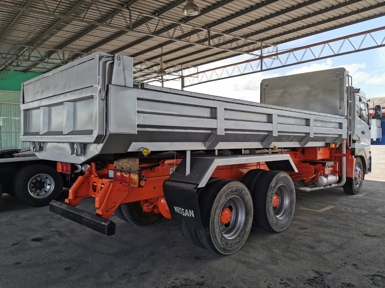 NISSAN CW4YL DUMP TRUCK 6X4 — view 2