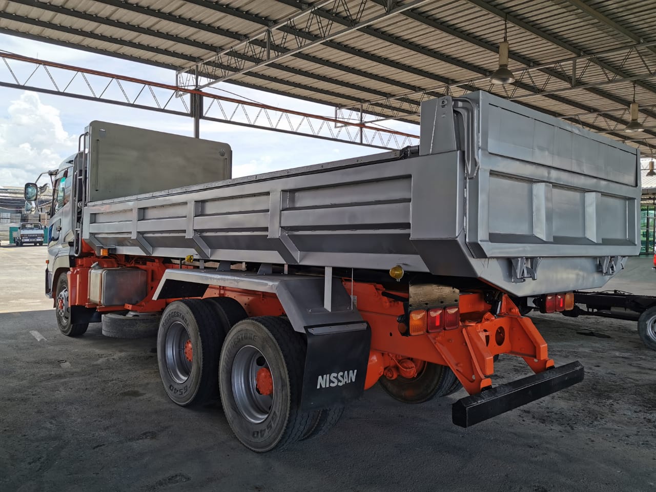 NISSAN CW4YL DUMP TRUCK 6X4 — view 3