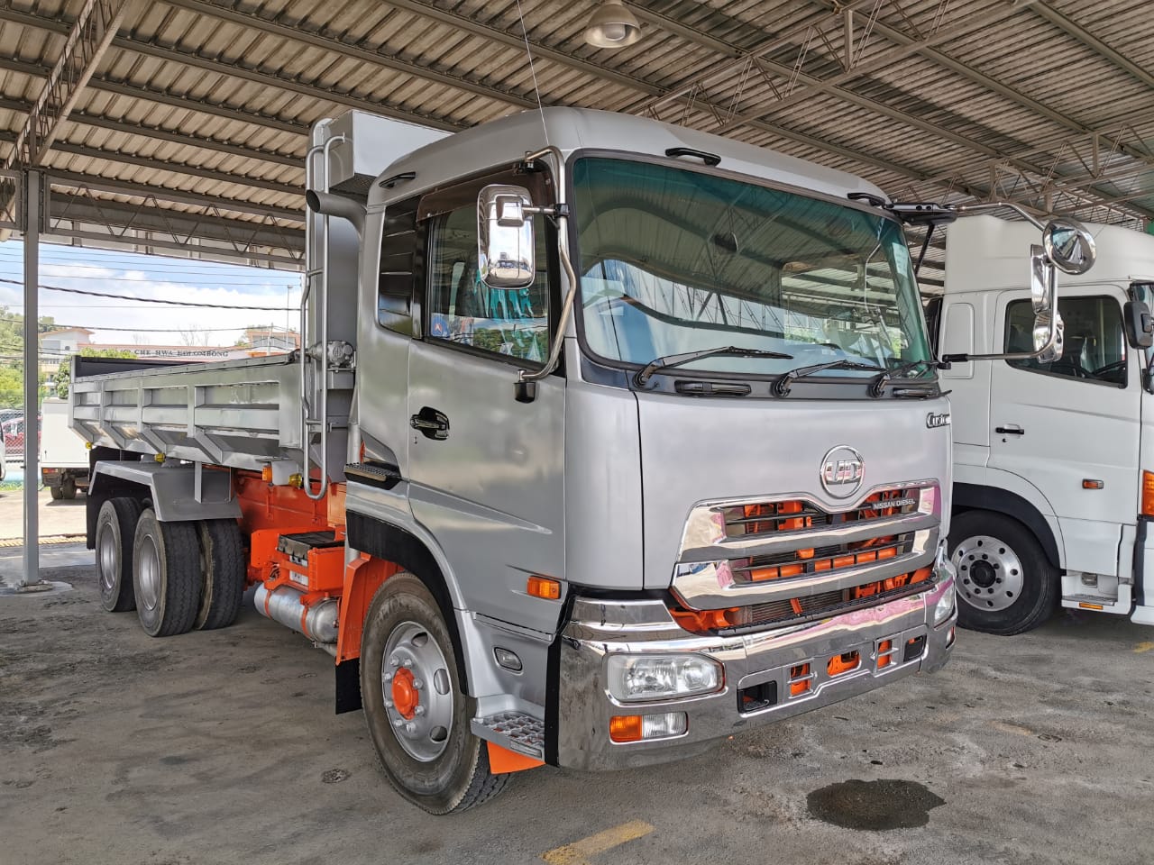 NISSAN CW4YL DUMP TRUCK 6X4 — view 4