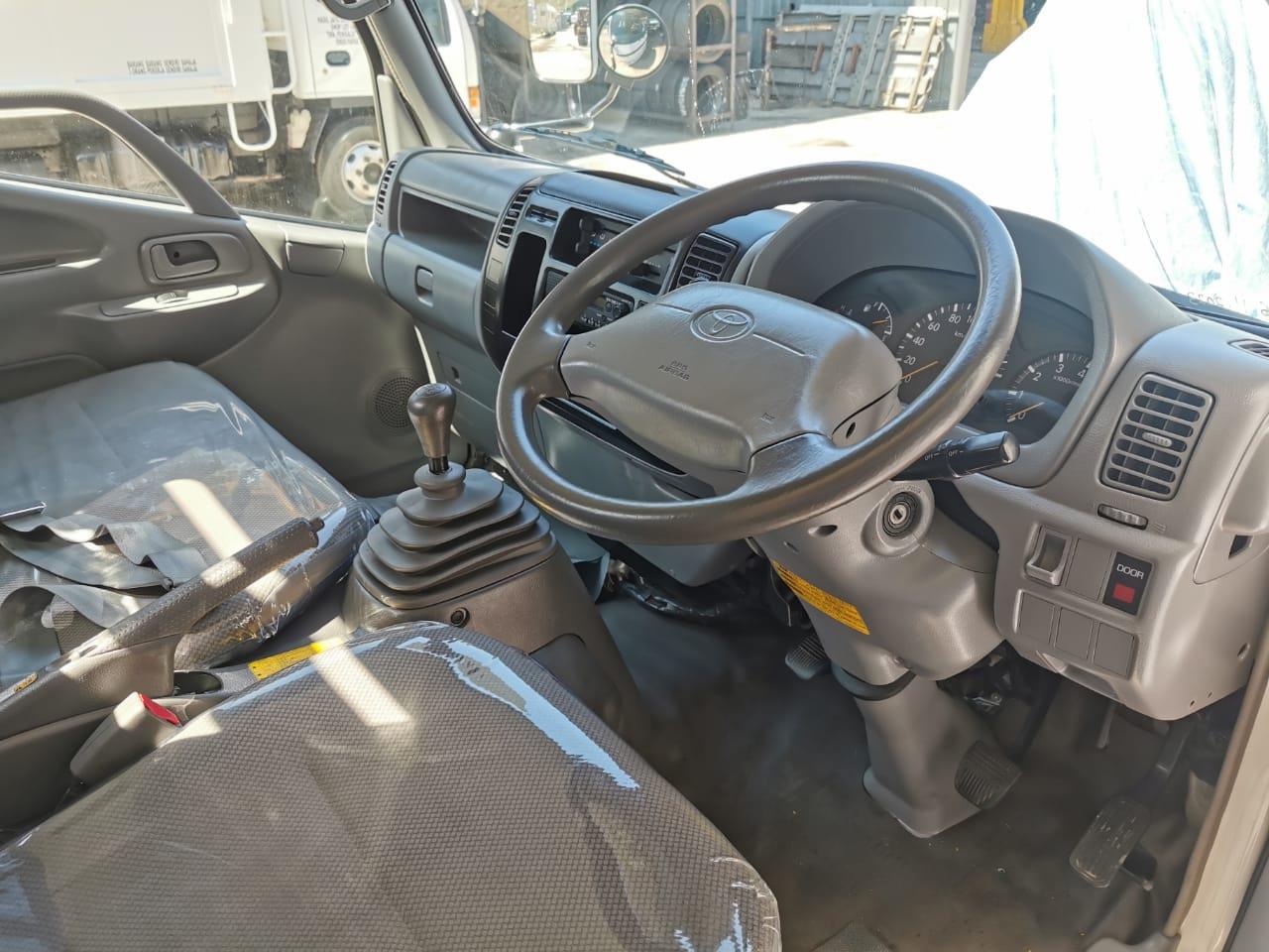 TOYOTA TOYOTA KDY231 CARGO TRUCK 4X2 — view 4