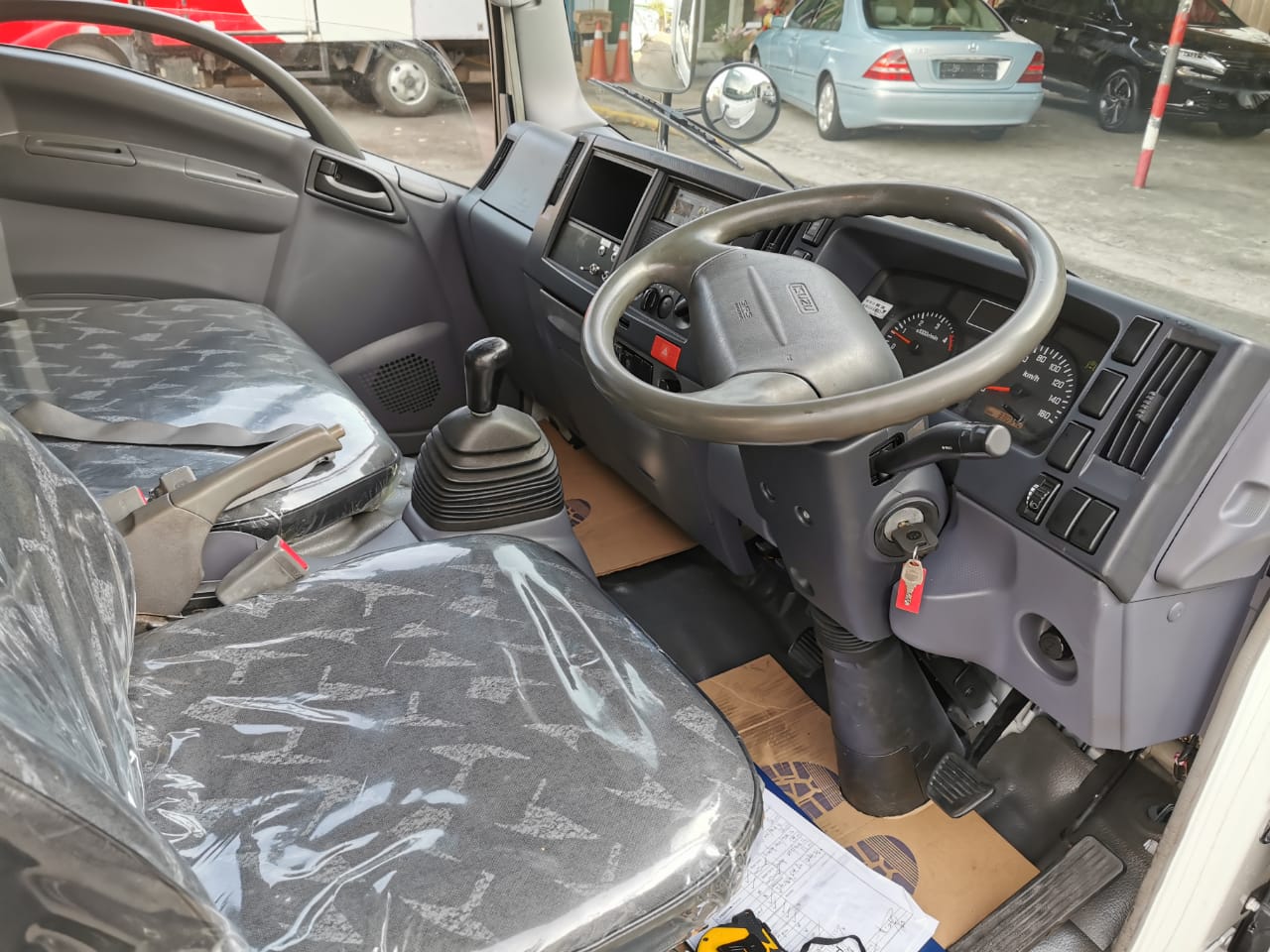 ISUZU NMR85H REFRIGERATED BOX — view 7
