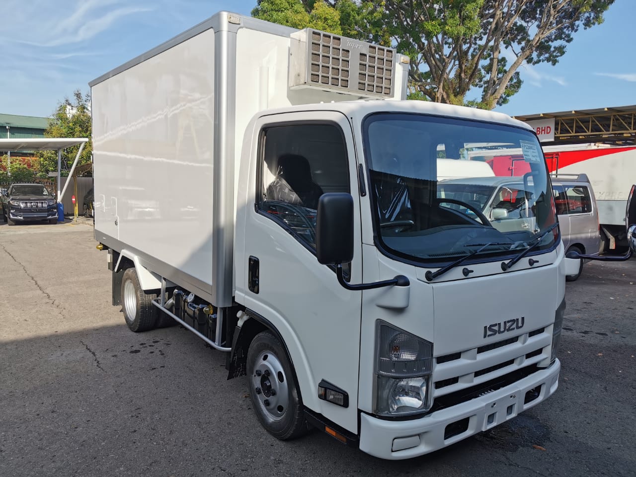 ISUZU NMR85H REFRIGERATED BOX — view 1