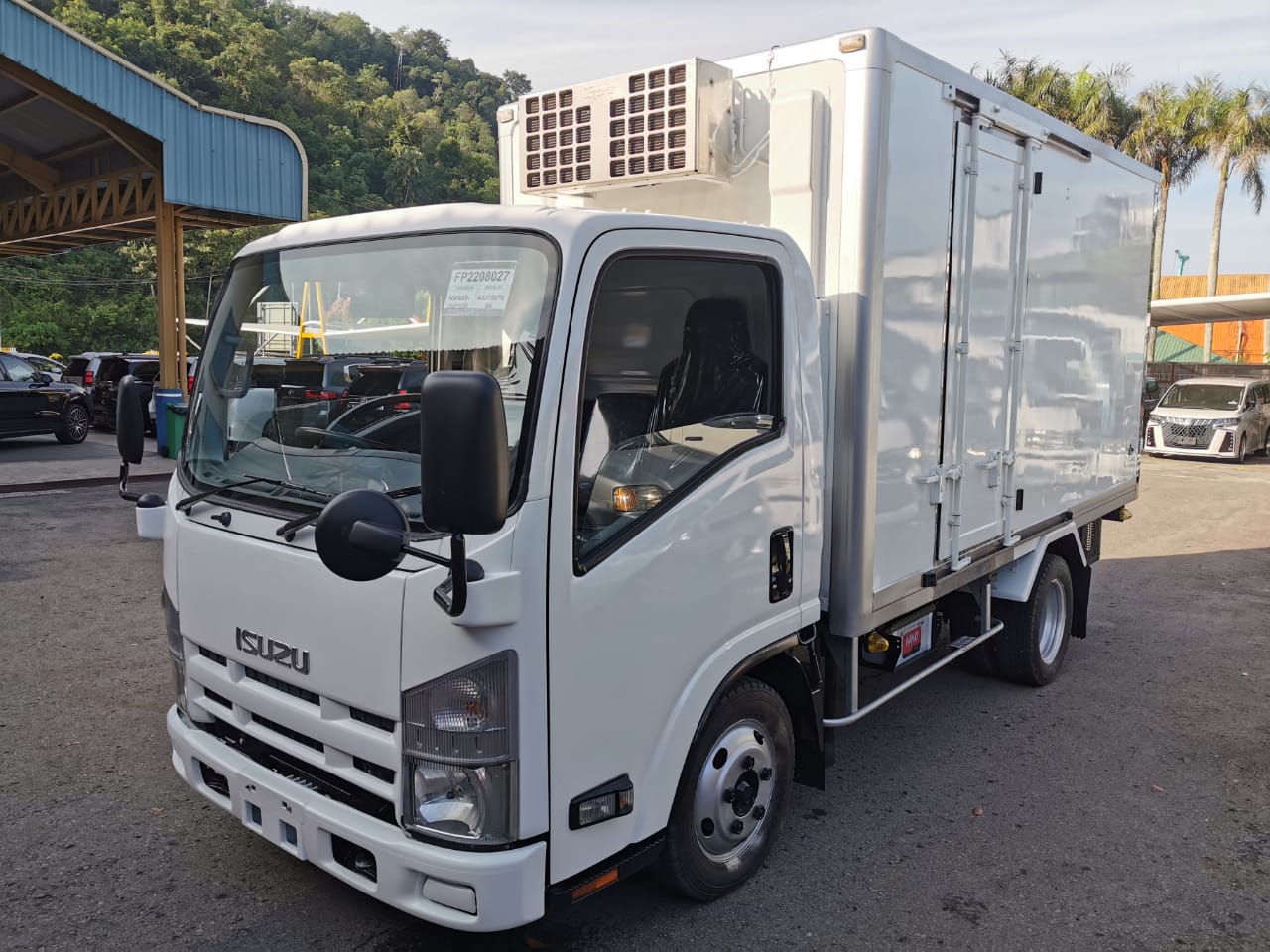 ISUZU NMR85H REFRIGERATED BOX — view 2