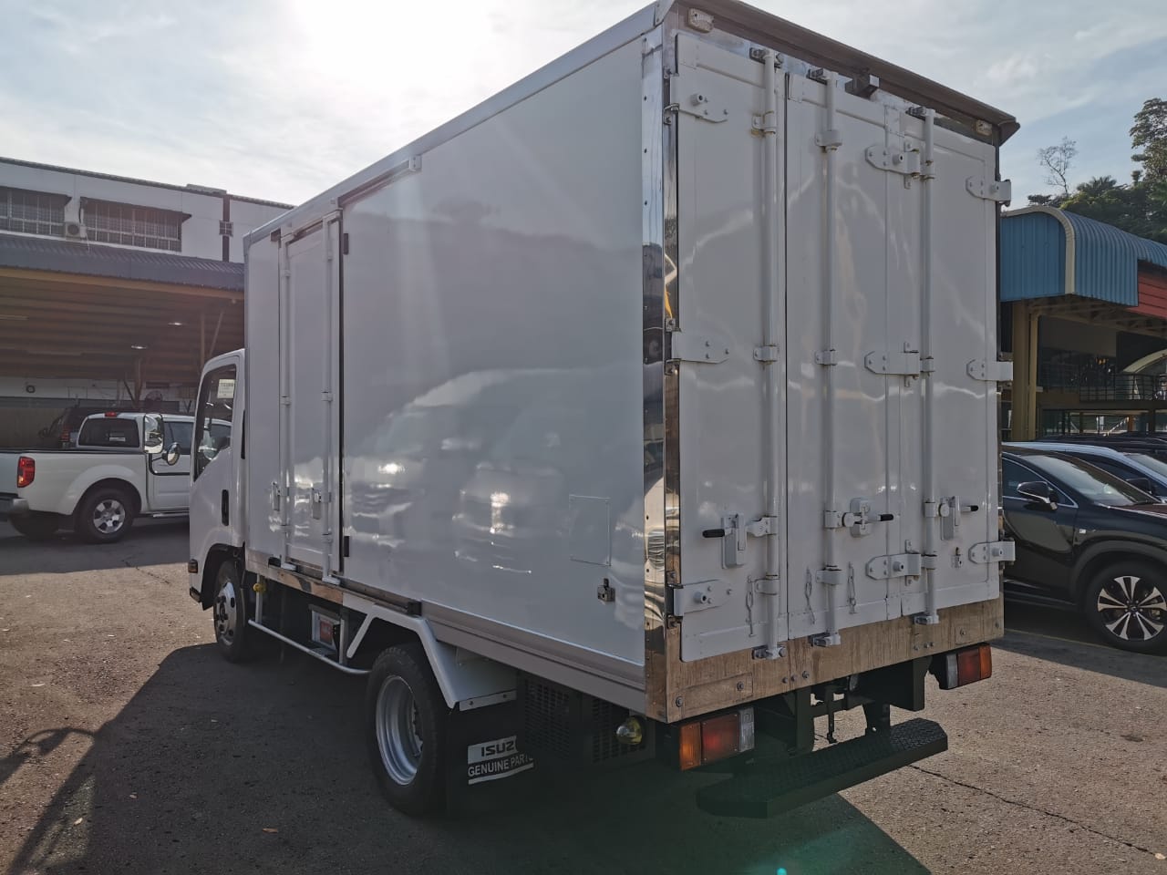 ISUZU NMR85H REFRIGERATED BOX — view 3