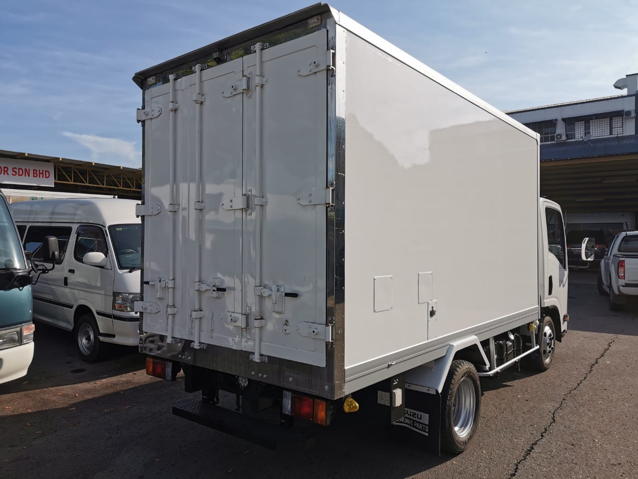ISUZU NMR85H REFRIGERATED BOX — view 4