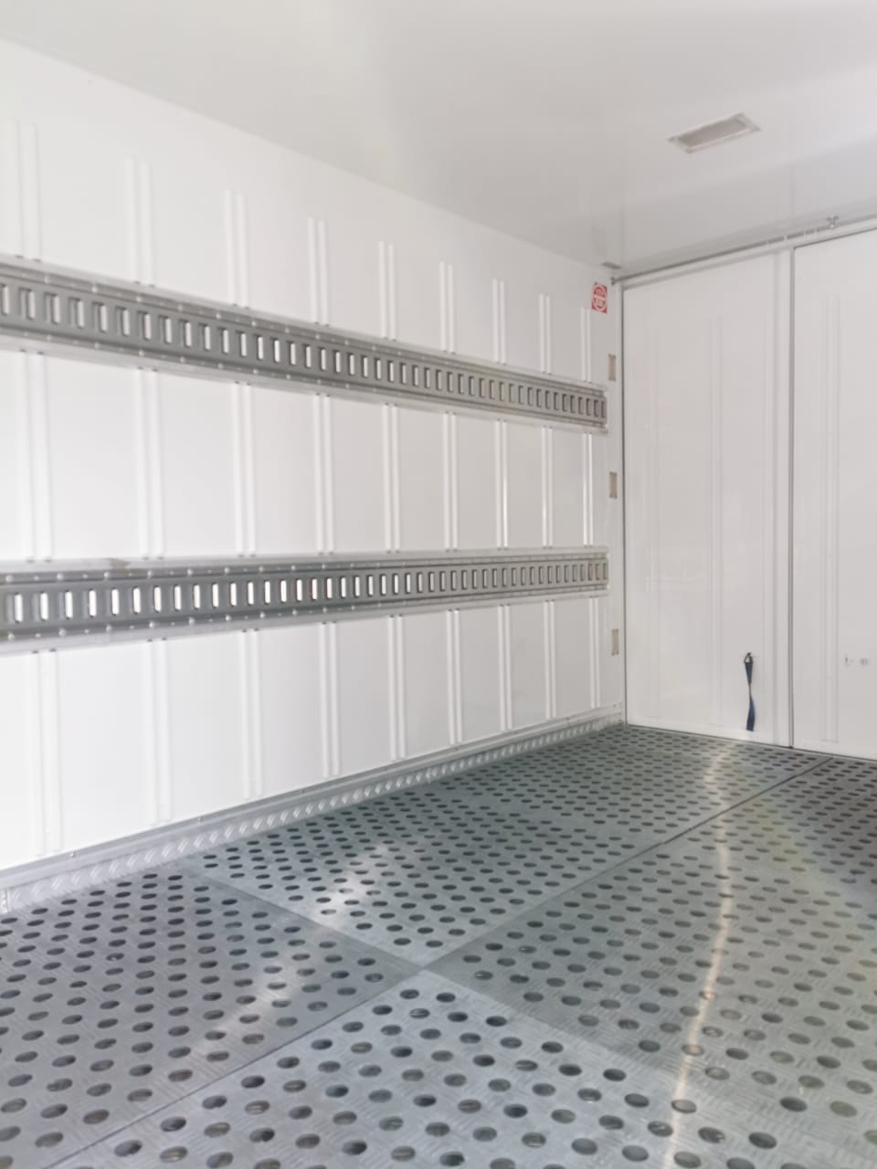 ISUZU NMR85H REFRIGERATED BOX — view 6
