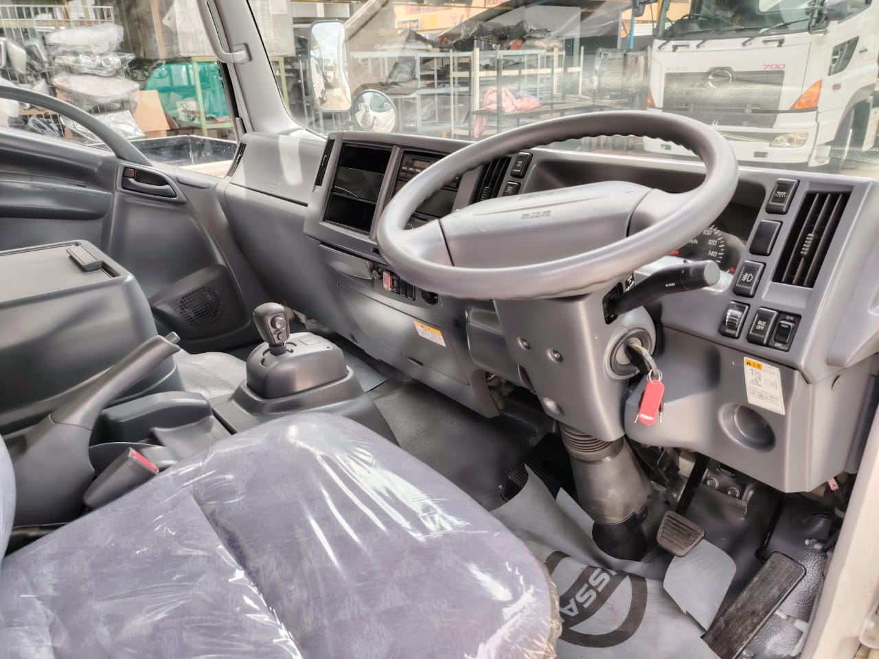 ISUZU NPR75 BOX C/W LIFTGATE TRUCK 4X2 BOX — view 7