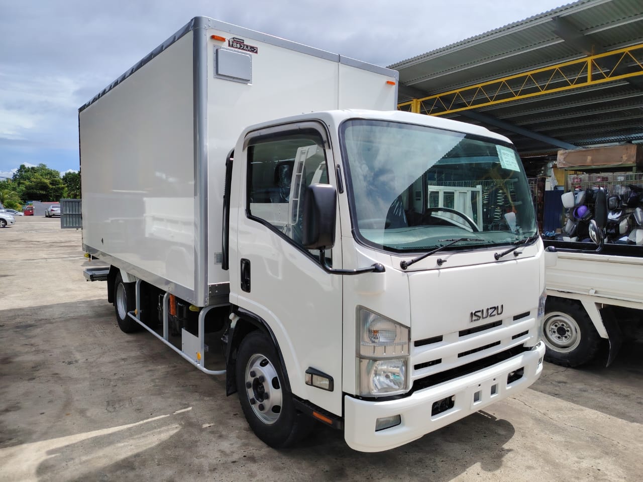 ISUZU NPR75 BOX C/W LIFTGATE TRUCK 4X2 BOX — view 1