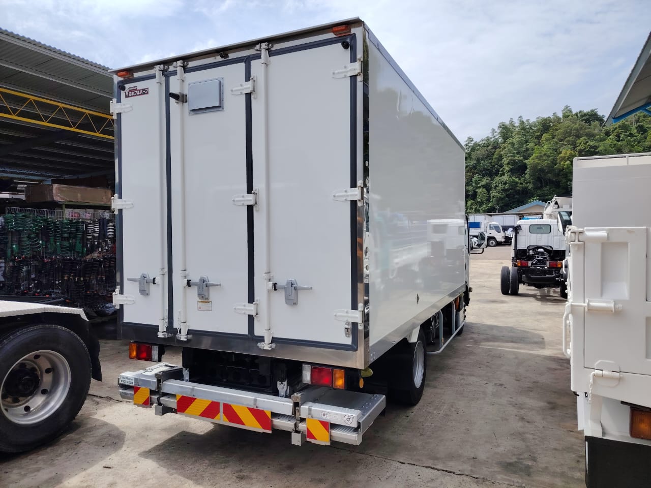 ISUZU NPR75 BOX C/W LIFTGATE TRUCK 4X2 BOX — view 2