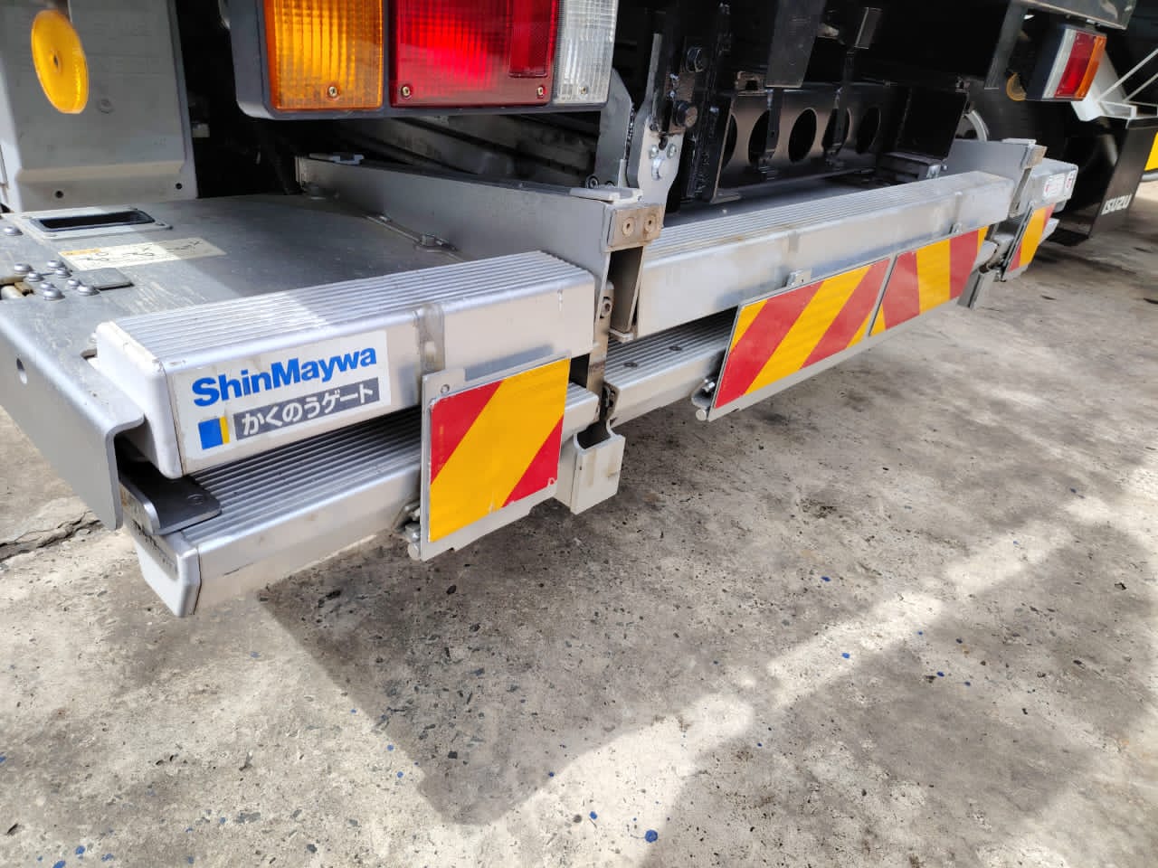 ISUZU NPR75 BOX C/W LIFTGATE TRUCK 4X2 BOX — view 3