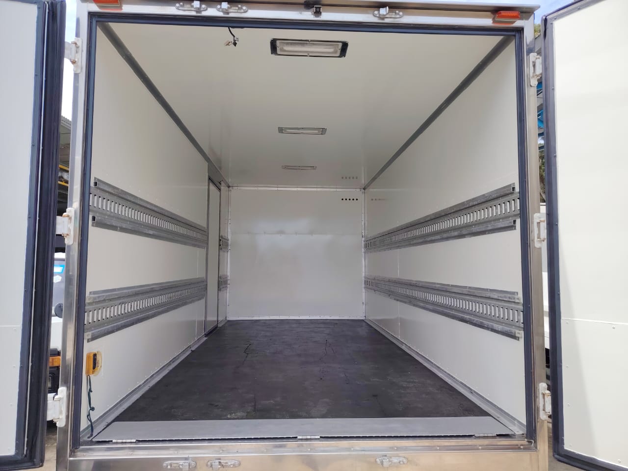 ISUZU NPR75 BOX C/W LIFTGATE TRUCK 4X2 BOX — view 4
