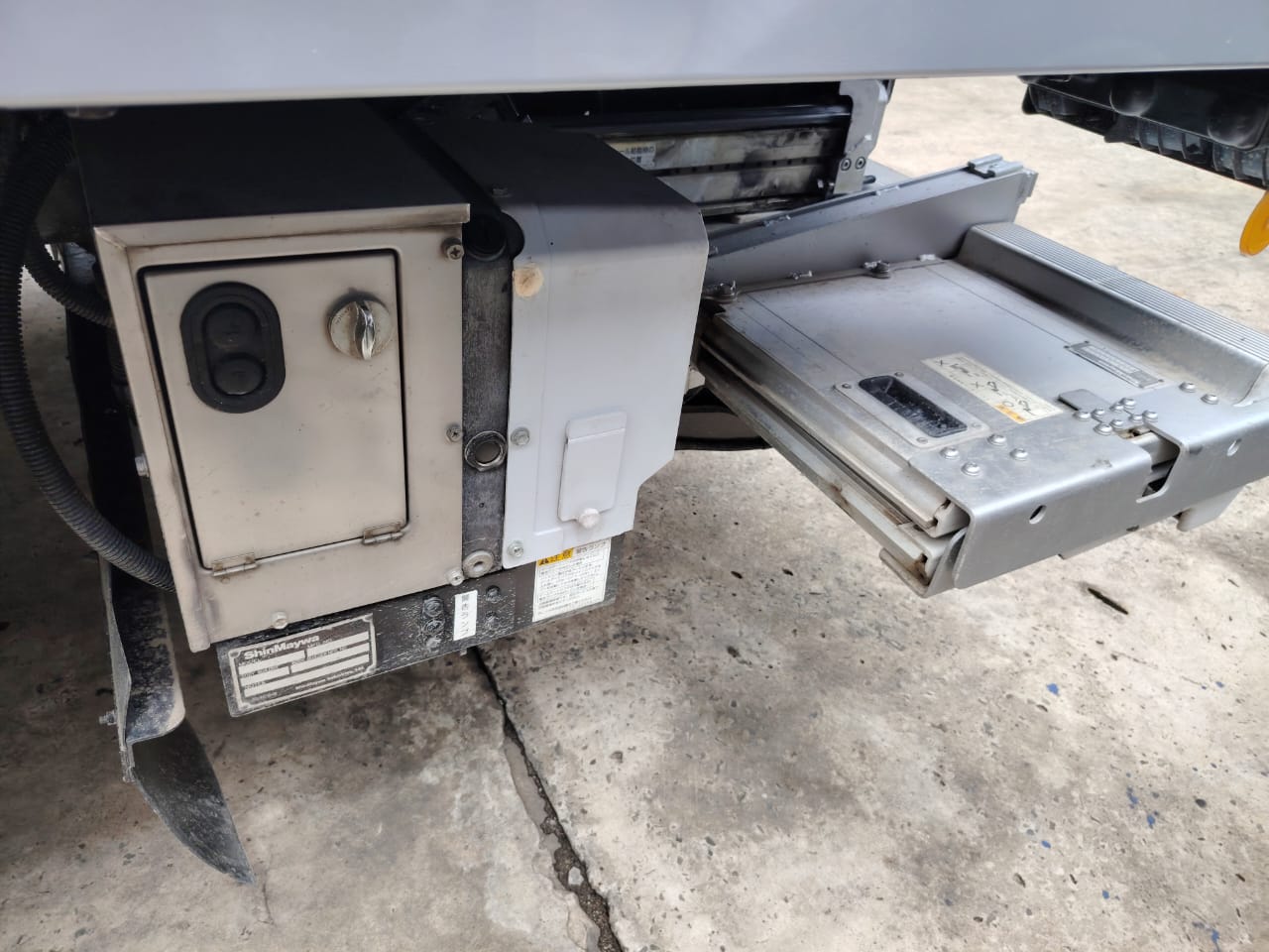 ISUZU NPR75 BOX C/W LIFTGATE TRUCK 4X2 BOX — view 5