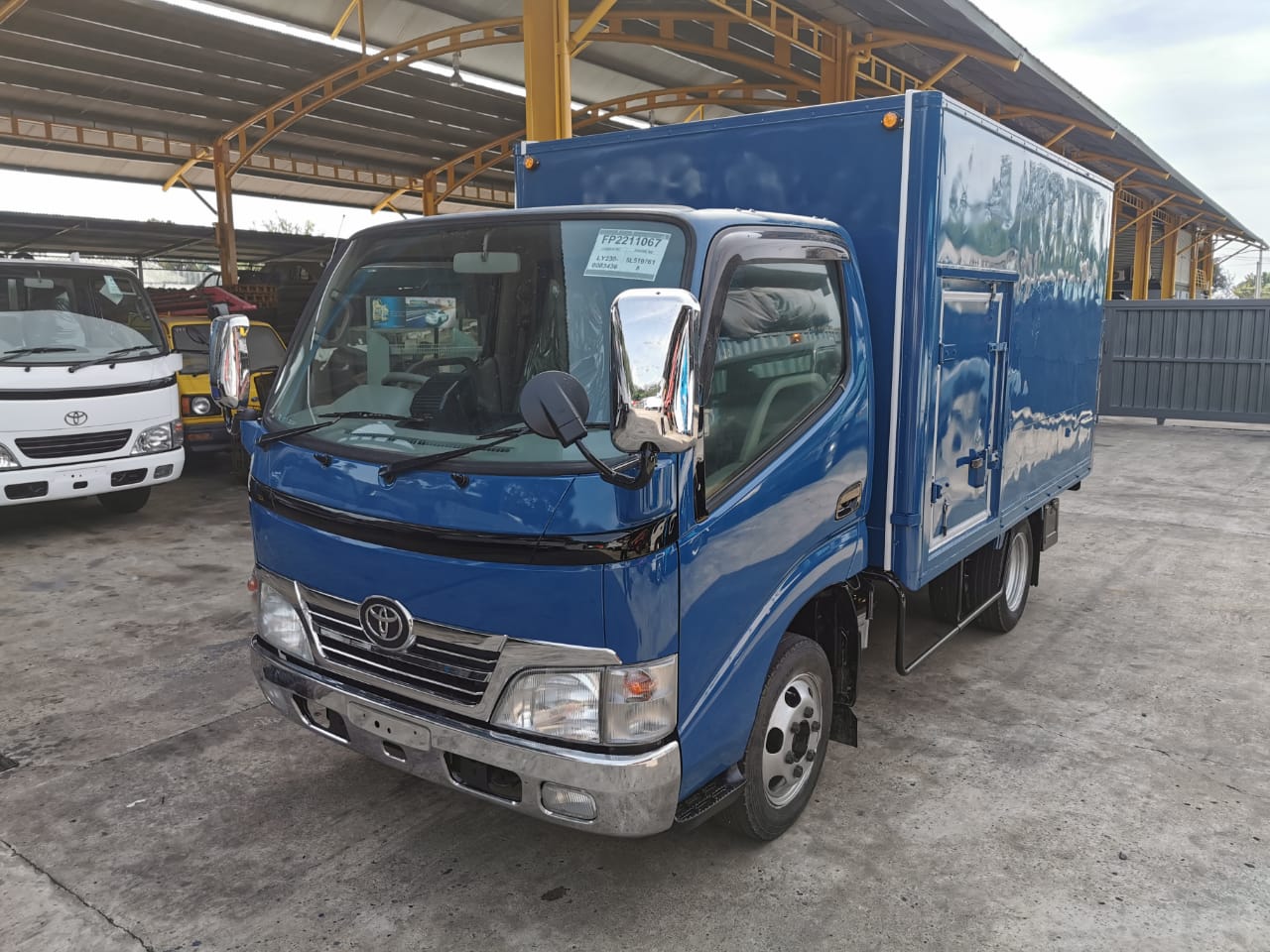TOYOTA LY230 BOX VAN 4X2 — view 1