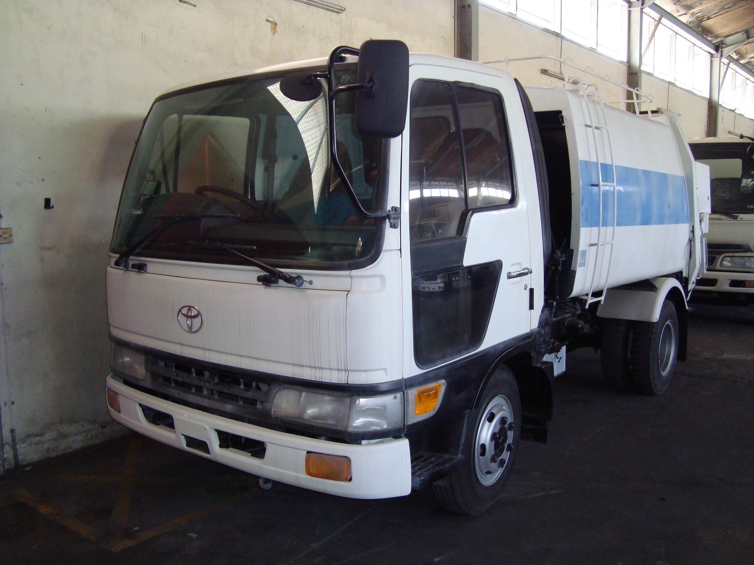 TOYOTA FB4JCA GARBAGE TRUCK — view 1
