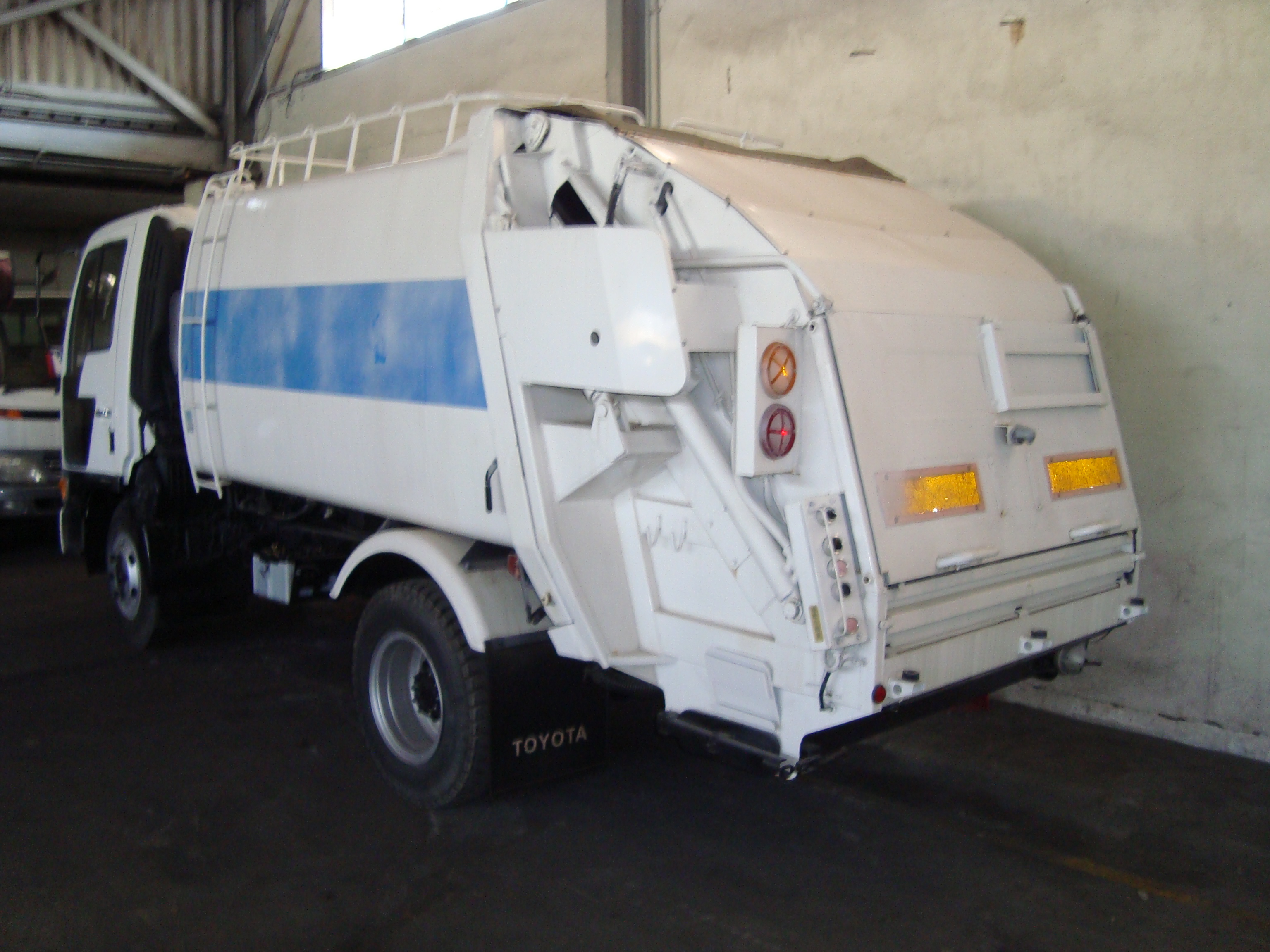 TOYOTA FB4JCA GARBAGE TRUCK — view 2