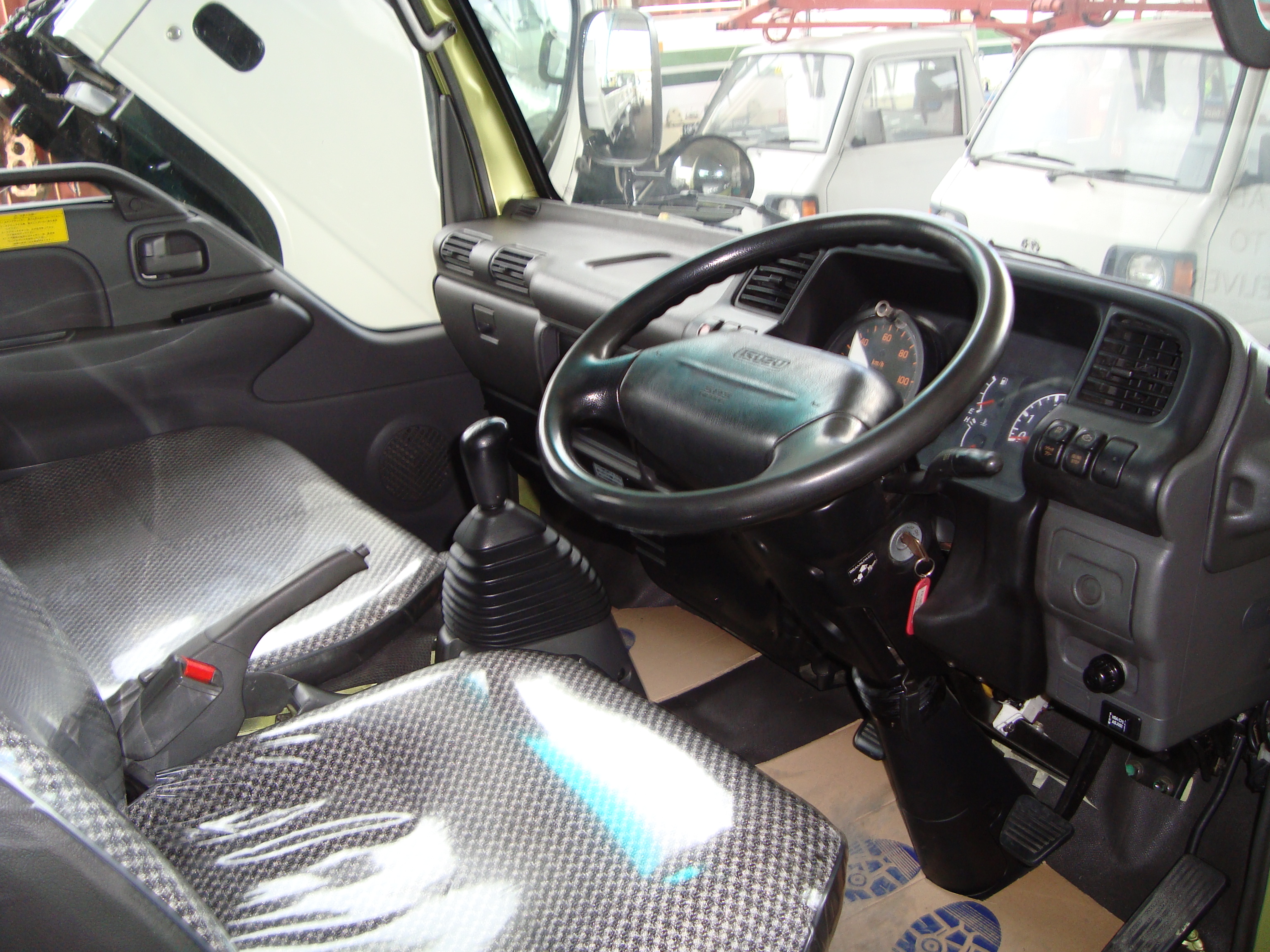ISUZU NKR81L CHASSIS & CAB - ABS/ A-BAGS — view 3