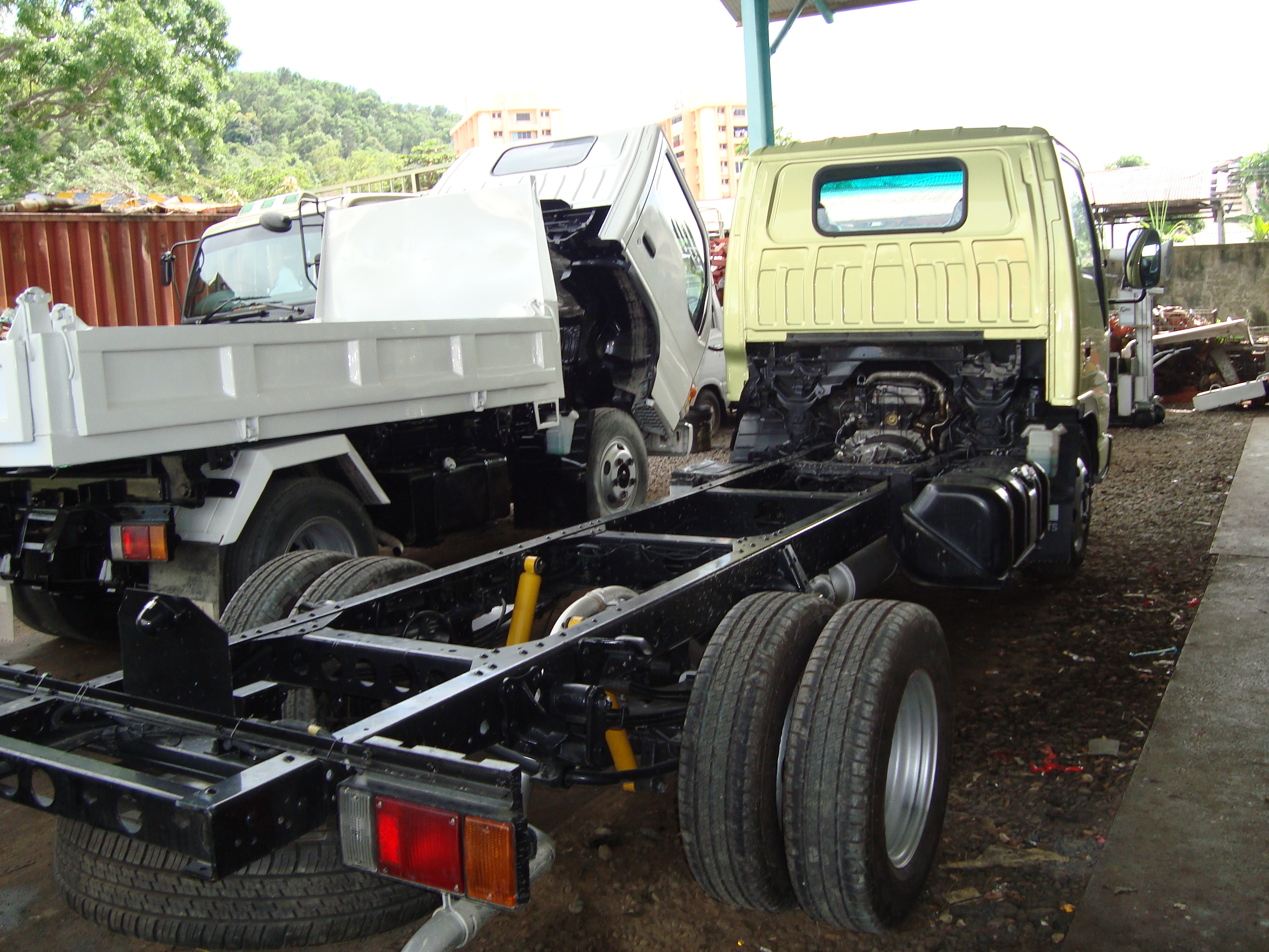 ISUZU NKR81L CHASSIS & CAB - ABS/ A-BAGS — view 2