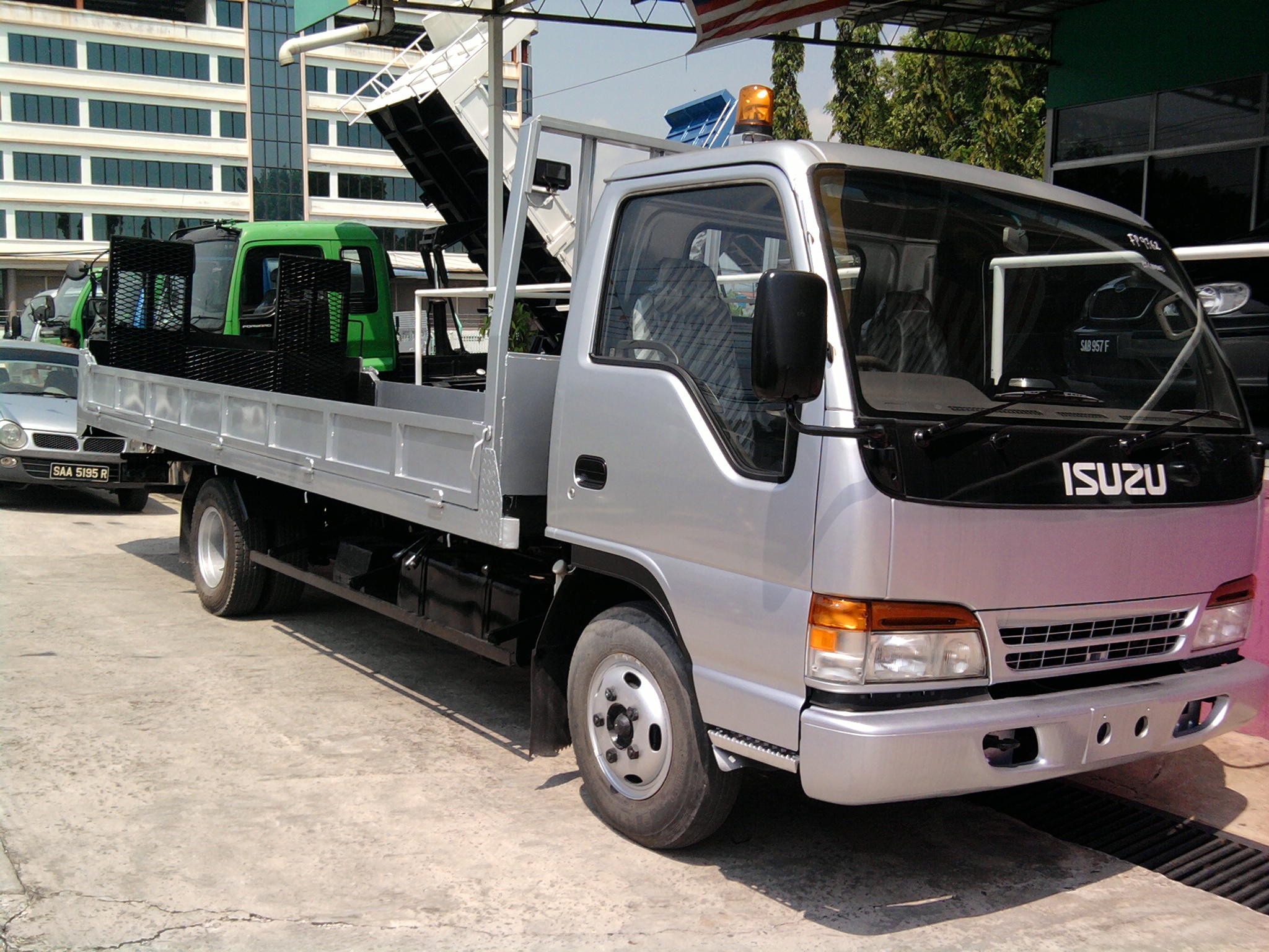 ISUZU NPR66P CAR CARRIER — view 1